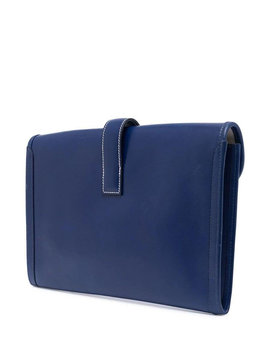 The Jige Elan is a sophisticated Hermès clutch with H tab closure in leather with beautiful lining. Take a closer look and you’ll instantly notice the beautiful ‘H’ signature which stands for Hermès. It also opens with the strap that comes from the