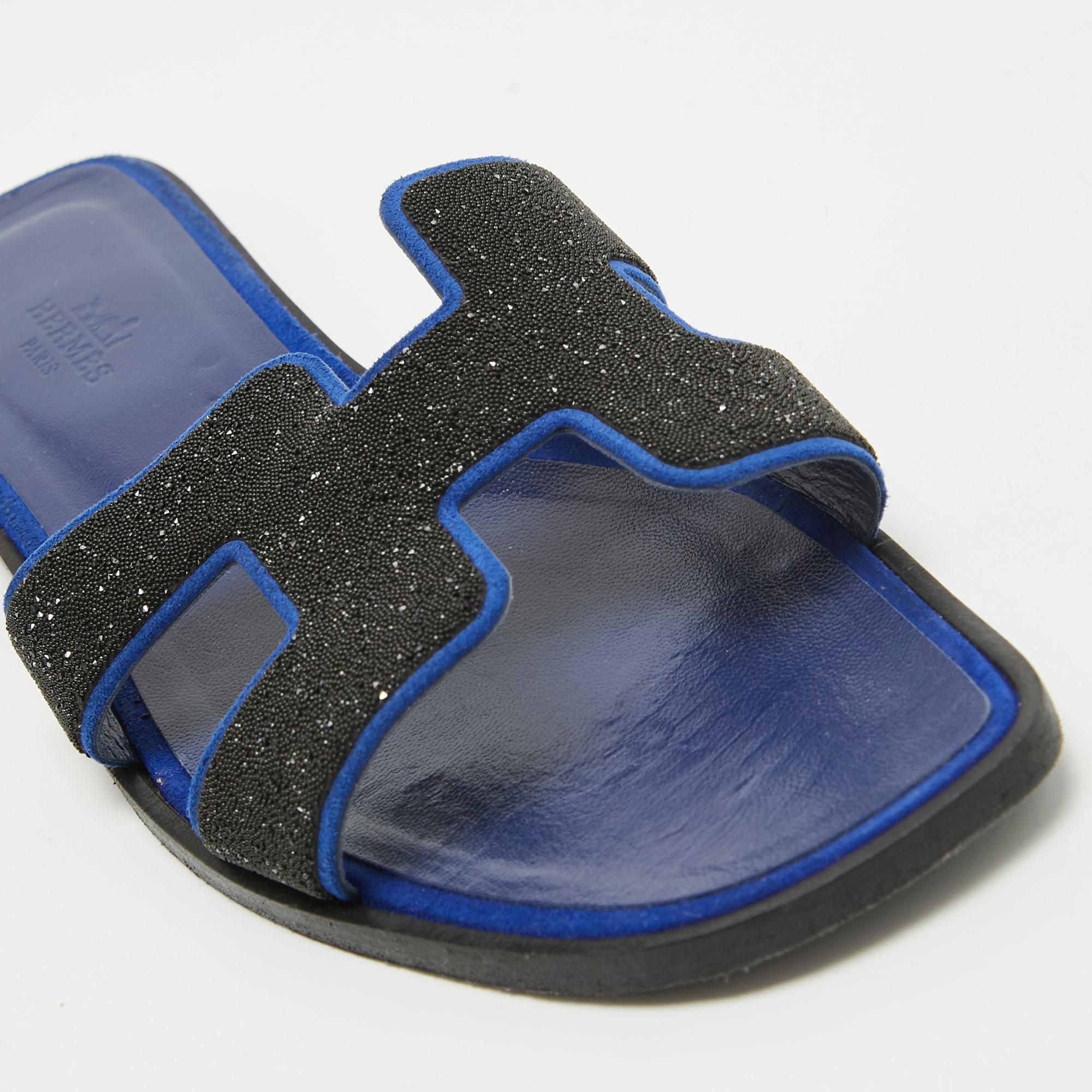 Hermes Blue/Black Glitter and Suede Oran Flat Slides Size 39 In Good Condition In Dubai, Al Qouz 2