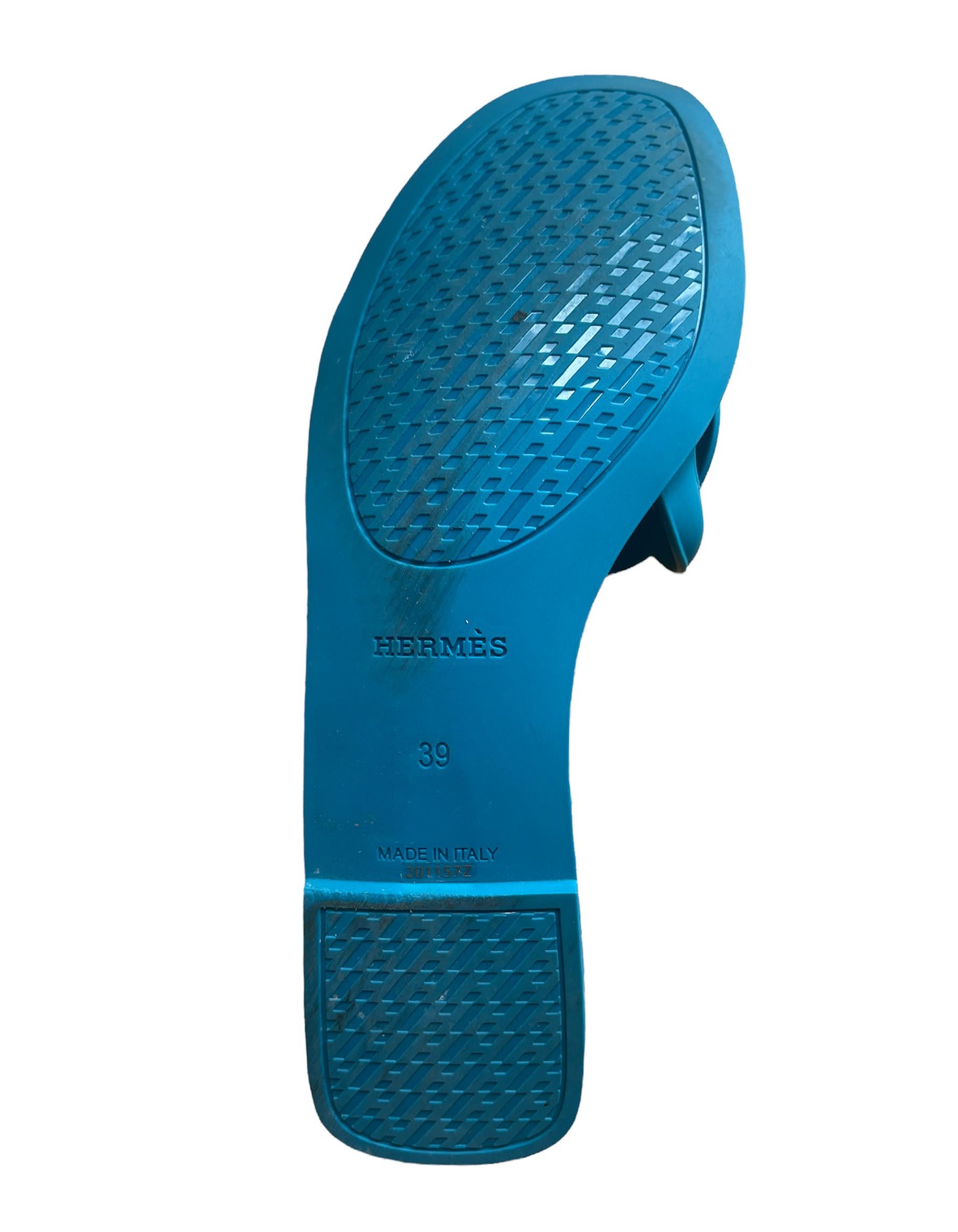 Hermes Bleu Vif Gummi Aloha Sandalen

Hergestellt in: Italien
Farbe: Bleu vif
Material: Gummi
Verschluss/Öffnung: Aufschieben
Allgemeiner Zustand: Ausgezeichnet mit sehr leichten Gebrauchsspuren an den Sohlen
Enthält: Hermes Staubbeutel und