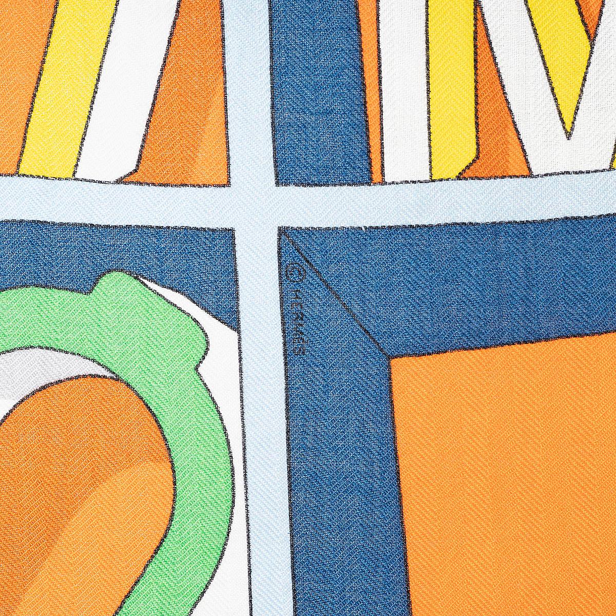Châle 100% authentique Hermès 'Impoossiiible 100' par Anne Kepler et Veronika Wildgruber en cachemire orange (70%) et soie (30%) avec détails en bleu clair et foncé, vert, jaune et ivoire. A été porté et est dans un état pratiquement