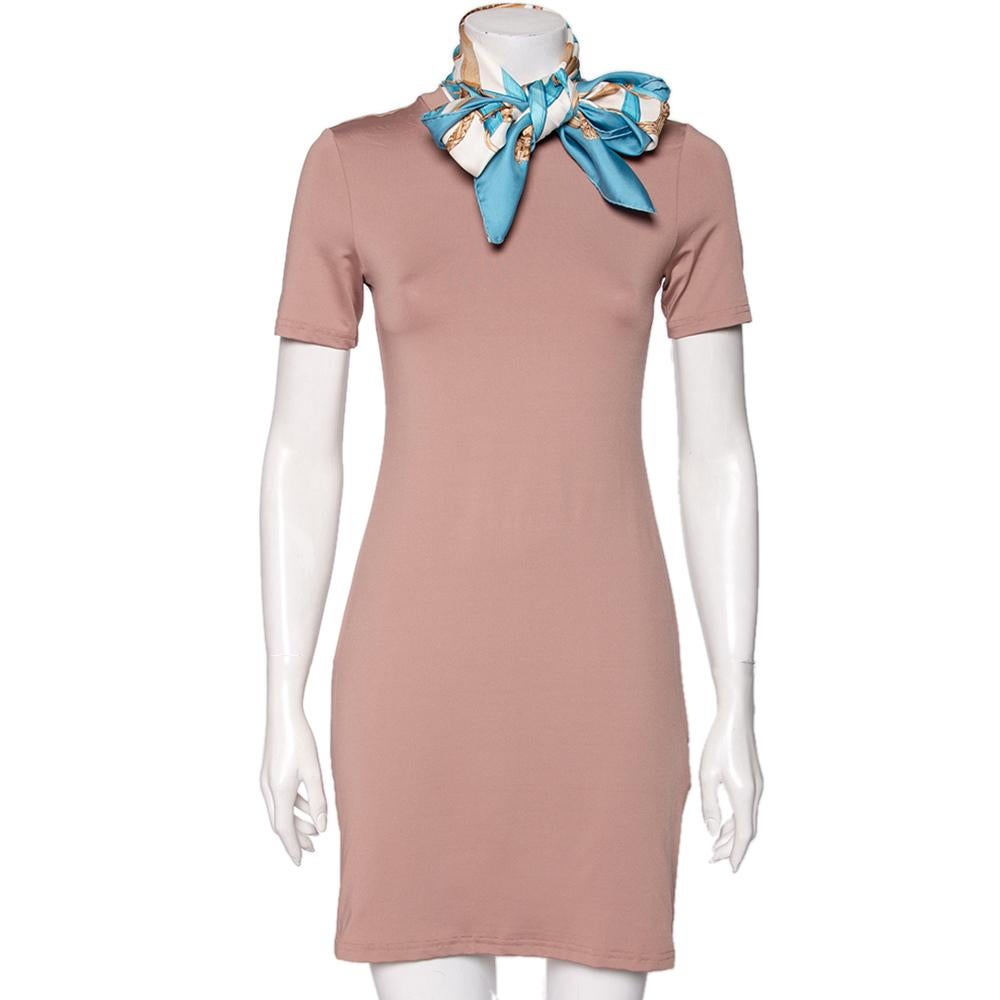 Als unverzichtbares Accessoire von Hermès sind die Schals des Labels so ikonisch wie jede andere Kreation der Marke und gehören zu den Favoriten der Sammler. Dieses Modell wurde sorgfältig aus luxuriöser Seide geschnitten und mit dem für das Haus