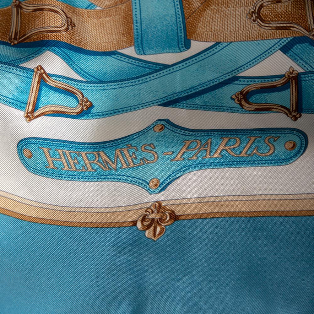 Blauer quadratischer Seidenschal mit Cavalcadour-Muster von Hermes (Grau)