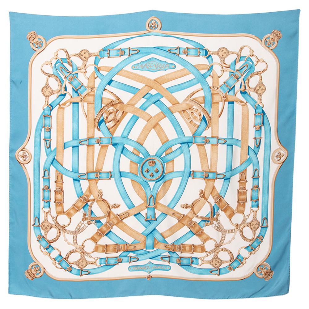 Blauer quadratischer Seidenschal mit Cavalcadour-Muster von Hermes im Zustand „Hervorragend“ in Dubai, Al Qouz 2