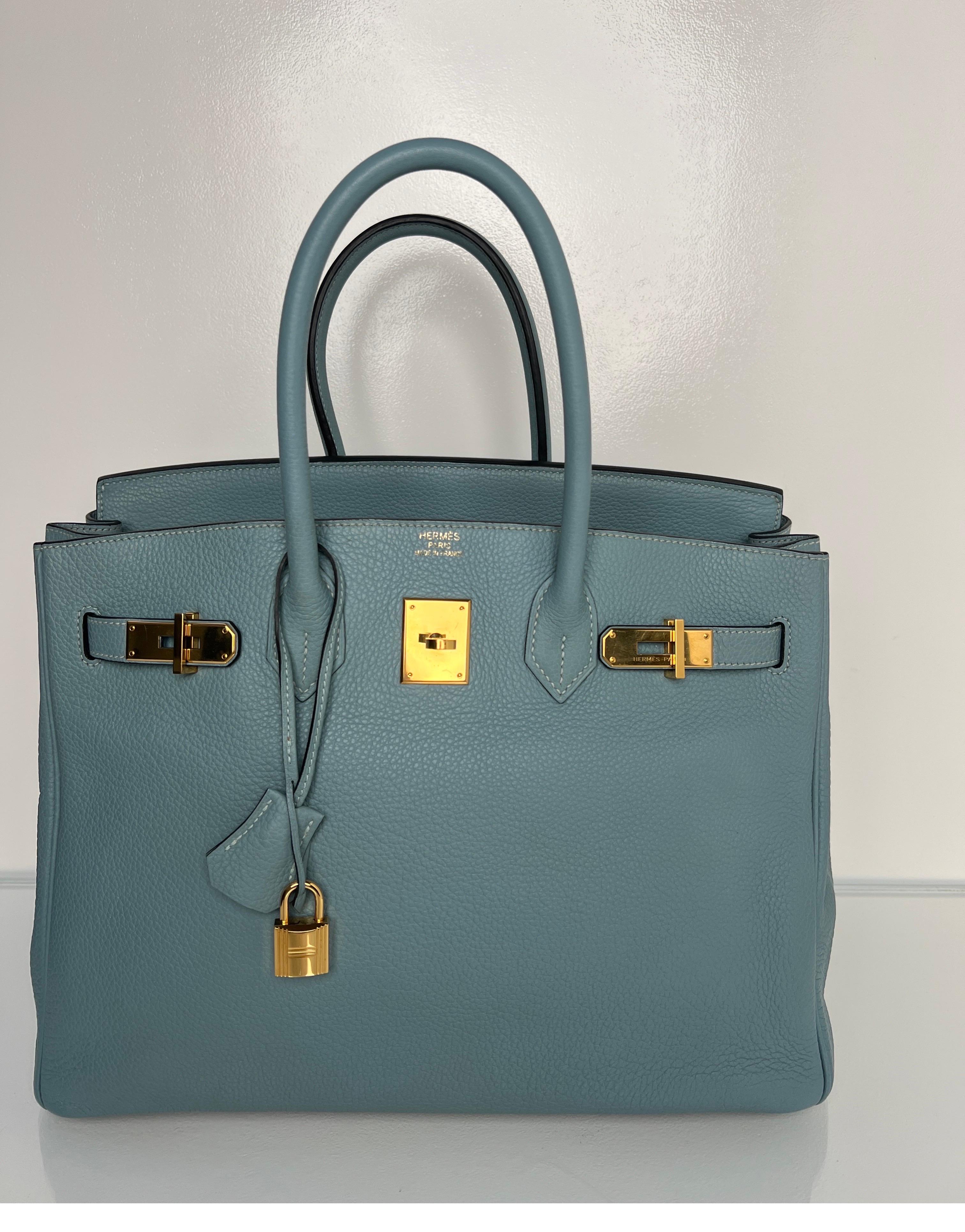 Hermes Blue Ciel Birkin 35 Tasche. Hellblau-graue Tasche. Goldfarbene Hardware. Ausgezeichneter Zustand. Ein leichter Stiftfleck auf der Innenseite der Tasche. Inklusive Clochette, Schloss, Schlüssel und Staubbeutel. Garantiert echt. 
