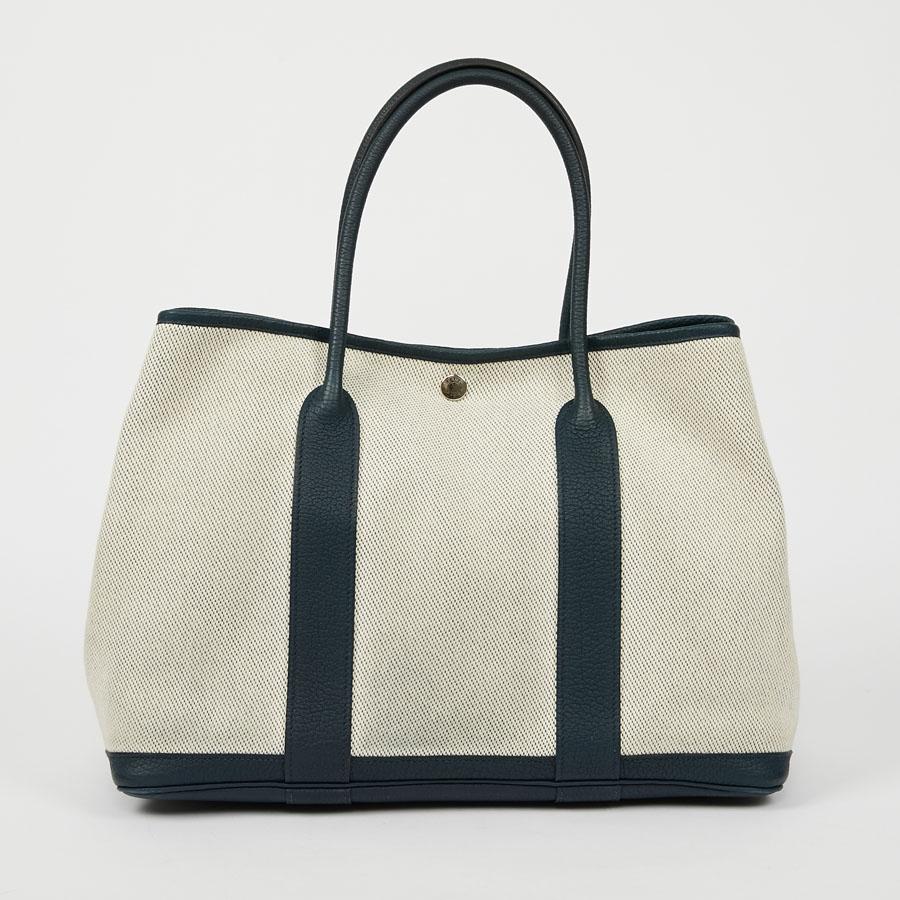 The essential Garden Party bag from Maison Hermes. 
Practical and light, it is worn by hand, or shoulder. 
Palladium jewelery. Snap closure.
It is in very good condition. Very little worn. Its dimensions: 36 x 26 x 17 cm. 
`Letter: R in a square -