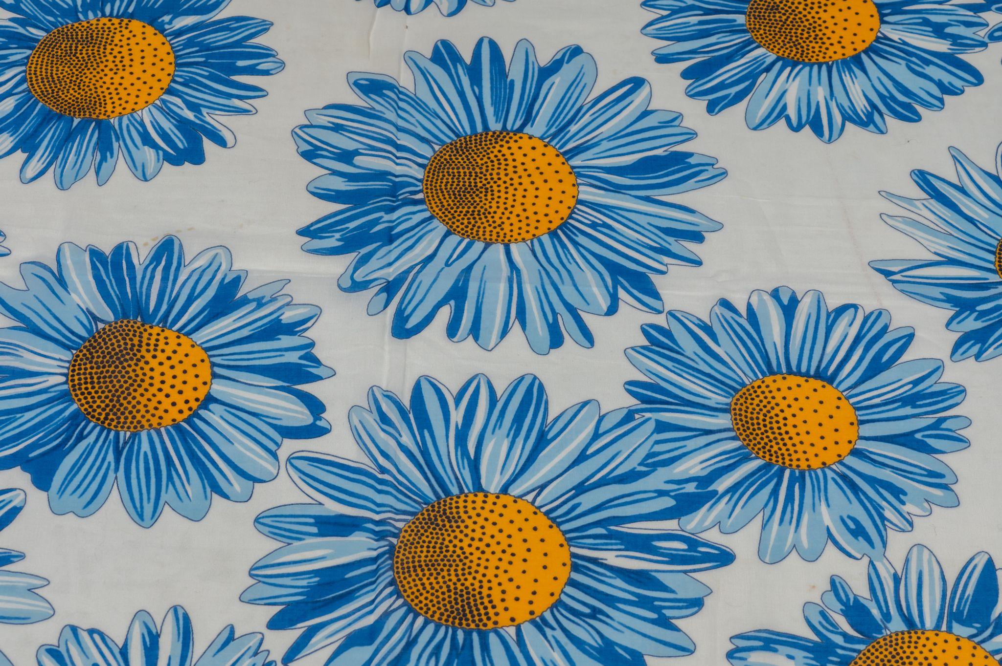 Hermès Blue Daisies Cotton Silk Shawl In Good Condition In West Hollywood, CA