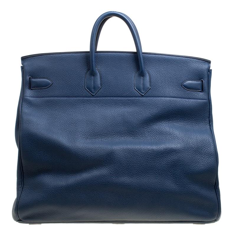 Sac devenu un symbole de luxe et de classe:: le Birkin d'Hermès est l'un des sacs les plus convoités au monde. Fabriqué sur mesure selon les suggestions de Jane Birkin:: d'où son nom:: ce sac est destiné à répondre aux besoins de la vie trépidante