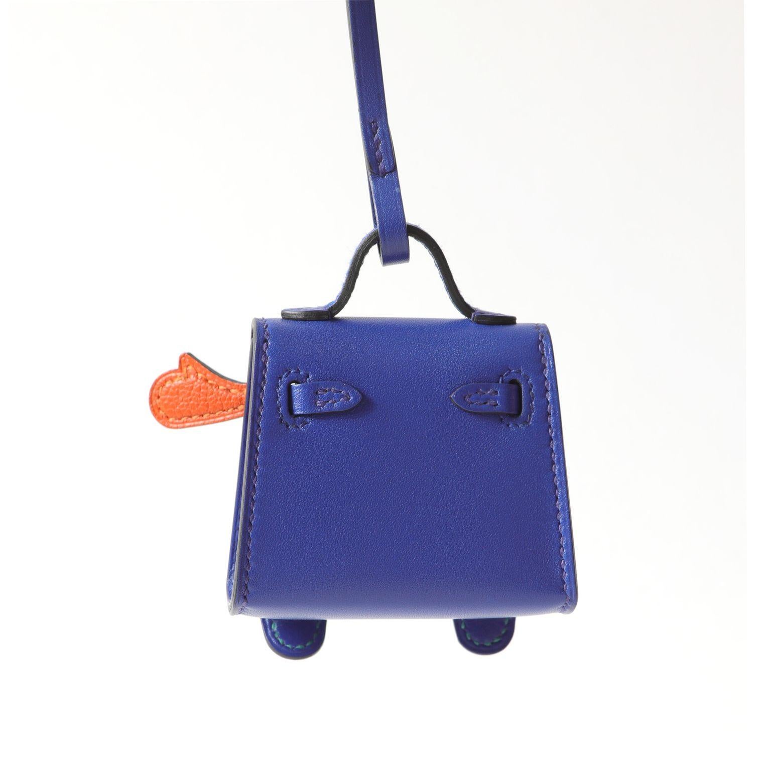 Cette breloque authentique Hermès Blue Electric Kelly Doll Bag Charm est neuve.  Adorable sac Kelly iconique en bleu électrique brillant avec des ferrures en Palladium et une face colorée.  Boîte  inclus.

PBF 13672
