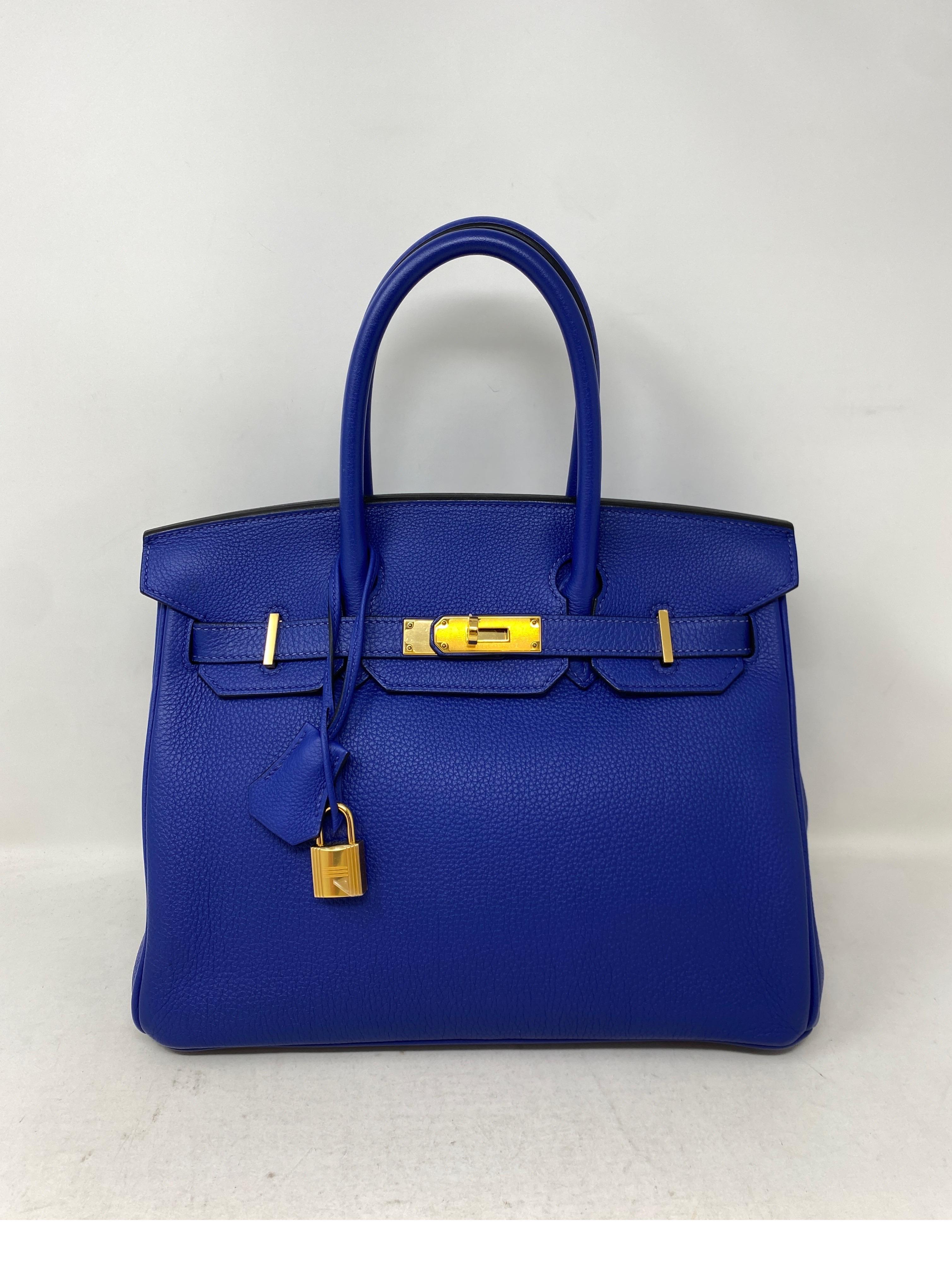 Sac Hermès Birkin 30 bleu électrique. Excellent état comme neuf. Cuir Togo. Magnifique cuir bleu vif avec matériel doré. Comprend une clochette, un cadenas, des clés et un sac à poussière. Un cadeau digne de ce nom. Un bon investissement. Garantie