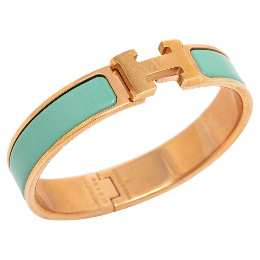 Adorn your wrist with this lovely bracelet from Hermès. The piece is from their Clic H collection and it has been crafted from gold-plated metal and designed with blue enamel. This bracelet is complete with the iconic H.


