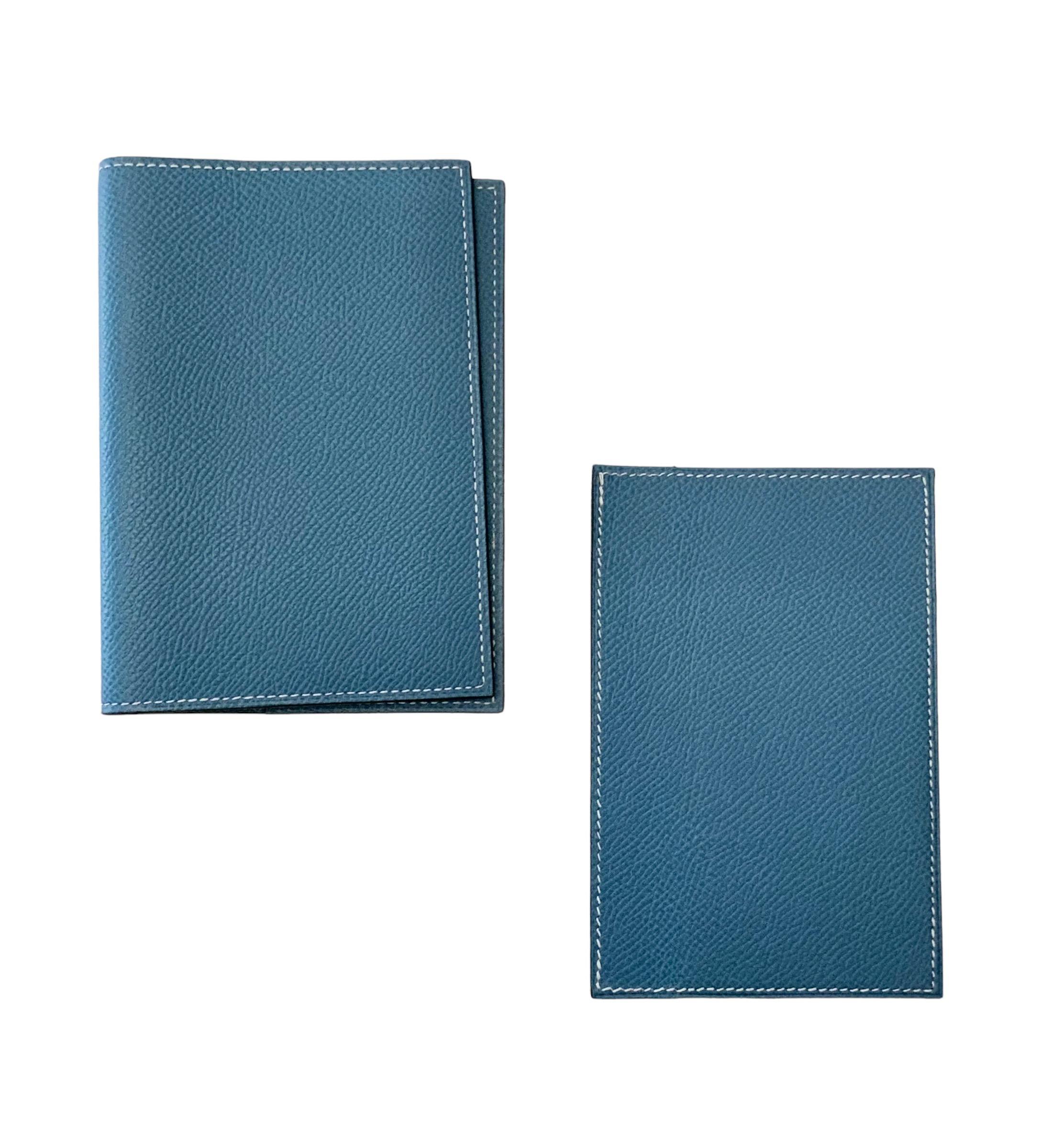 This pre-owned Agenda Cover PM from the house of Hermès is crafted in the beautiful Epsom leather in a blue jean color with a white stitching.
It features a pin for an agenda or note book and 2 flat pockets.
The independant Credit Card insert offers