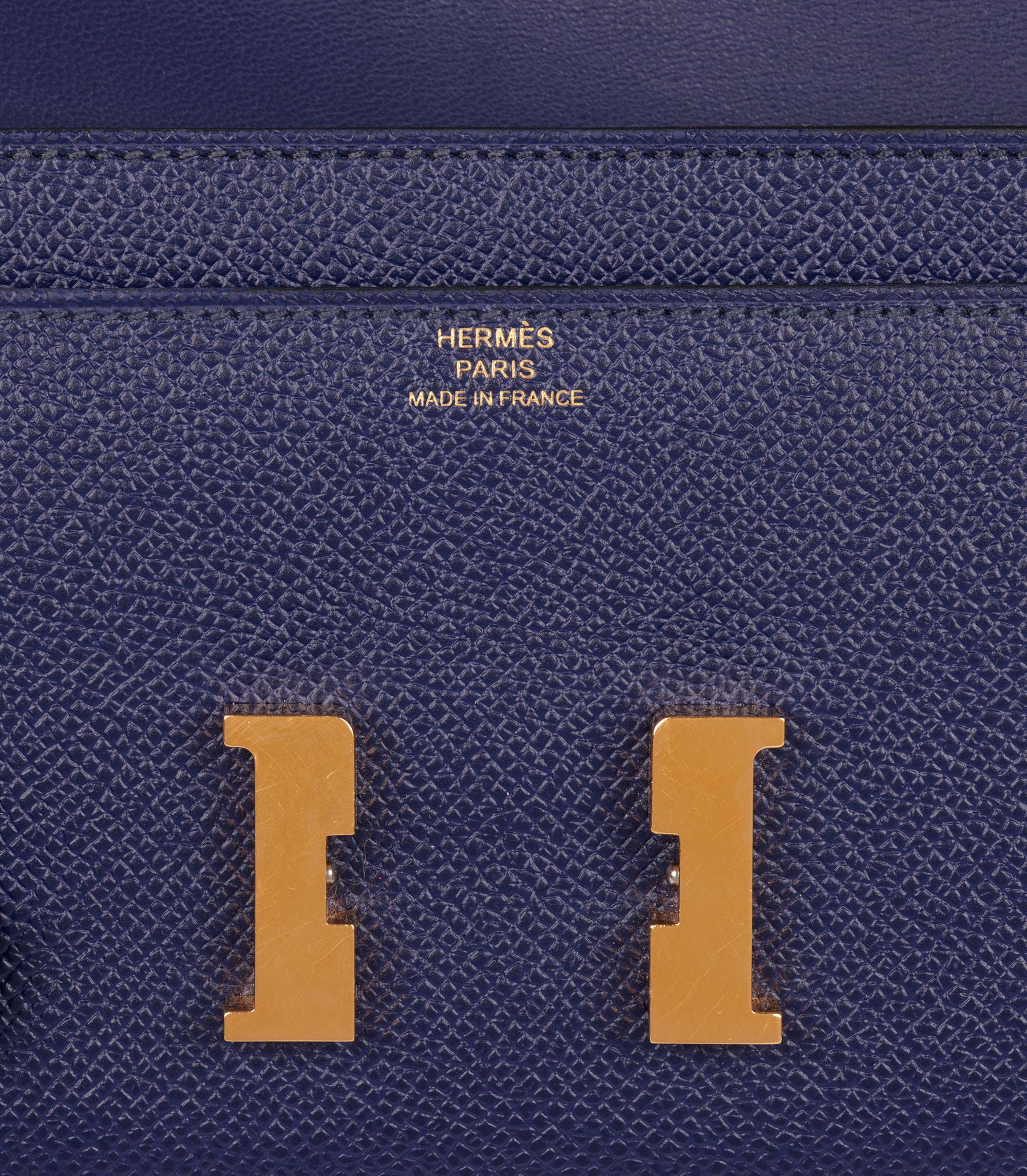 da uomo o donna Portafoglio Constance To Go Slim di Hermès in pelle blu Epsom in vendita