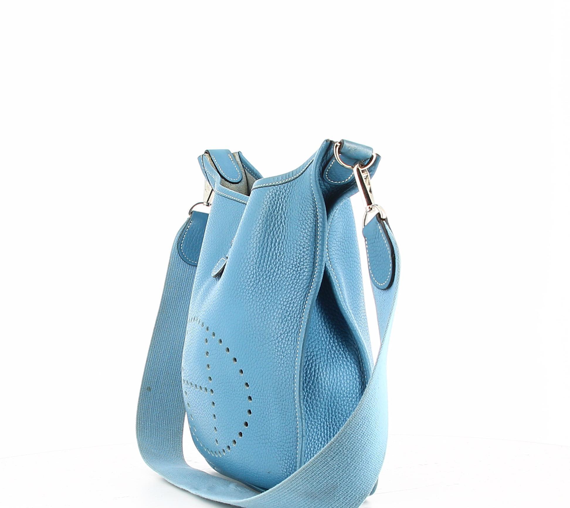 Hermès Evelyne blue leather bag
Perfored Evelyne blue leather bag with a perfored Big H in the front. A long shoulder strap and a leather clasp.
Grained leather with silver tone metal hardware finishes.
Very good condition, show some light signs of