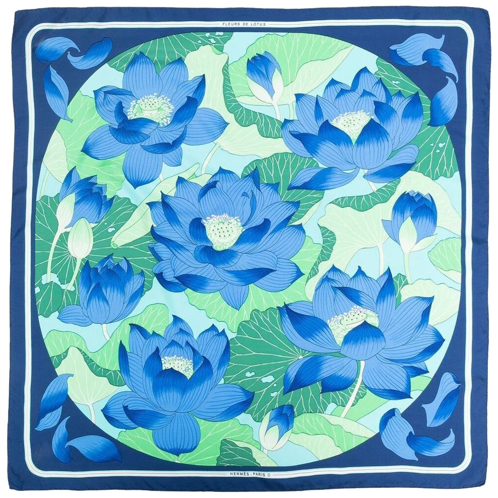 Écharpe en soie Hermès Fleurs de Lotus bleue par Christiane Vauzelle