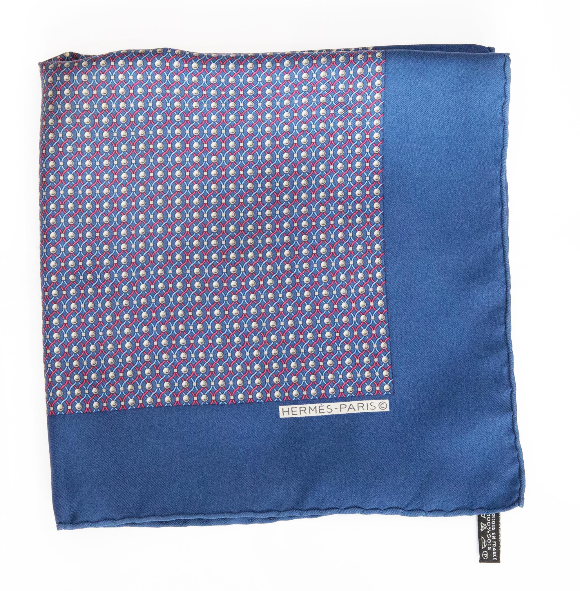 Pañuelo de seda gavroche azul Hermès, con borde azul y firma Hermès. 
Circa 1990s -- 100%seda
En buen estado vintage. Fabricado en Francia.
43 cm (16,9 pulg.) X 43 cm (216,9 pulg.)
Le garantizamos que recibirá  artículo icónico como se describe y se