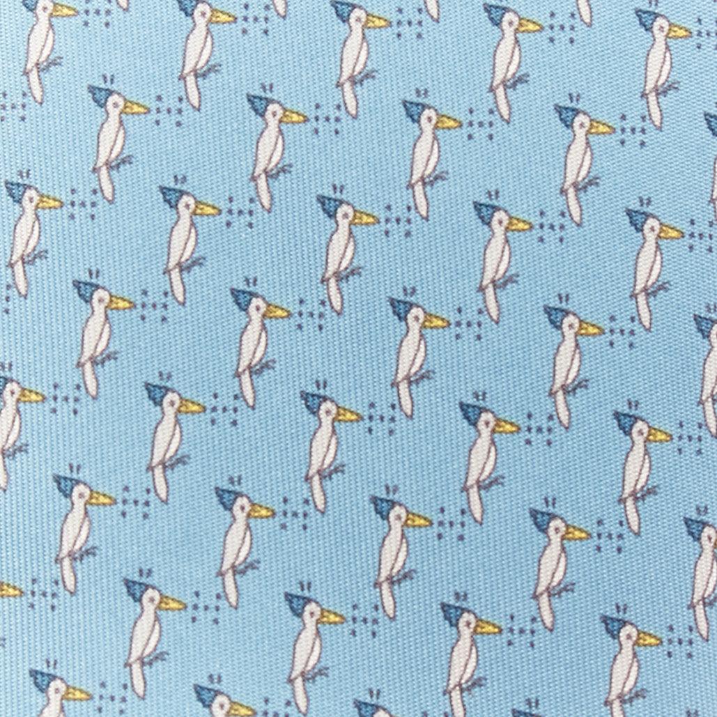 HERMES blau grau 100% Seide Specht Vogel Druck klassische formale Krawatte
Aktenzeichen: LACG/A00445
Marke: Hermes
MATERIAL: Seide
Farbe: Blau, Grau
Muster: Karikatur
Innenfutter: Blaue Seide
Hergestellt in: Frankreich

ZUSTAND:
Zustand: Sehr gut,