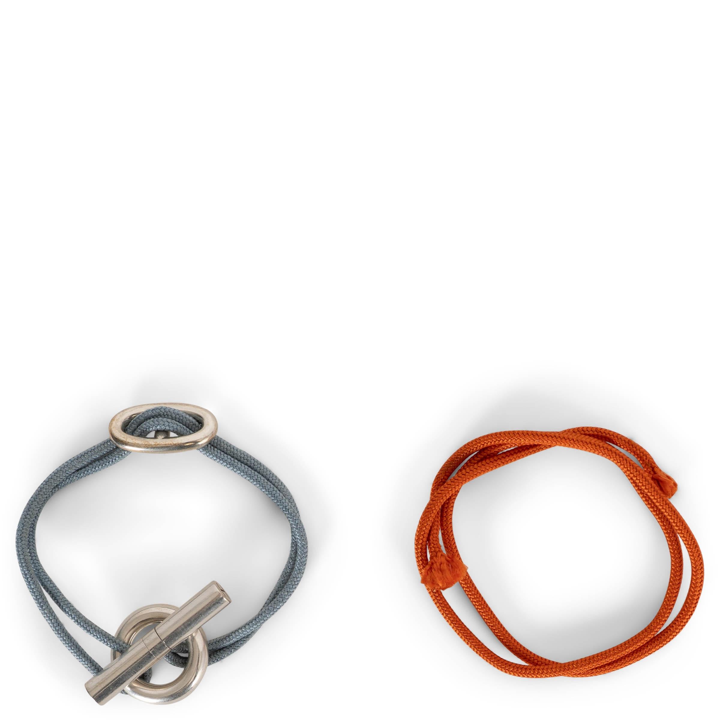 Ce bracelet Skipper, 100% authentique, est confectionné à partir d'un cordon de soie bleu gris et doté d'un fermoir en argent sterling. Il est orné du maillon Chaîne d'Ancre caractéristique de la maison et d'une fermeture à bascule pour un look