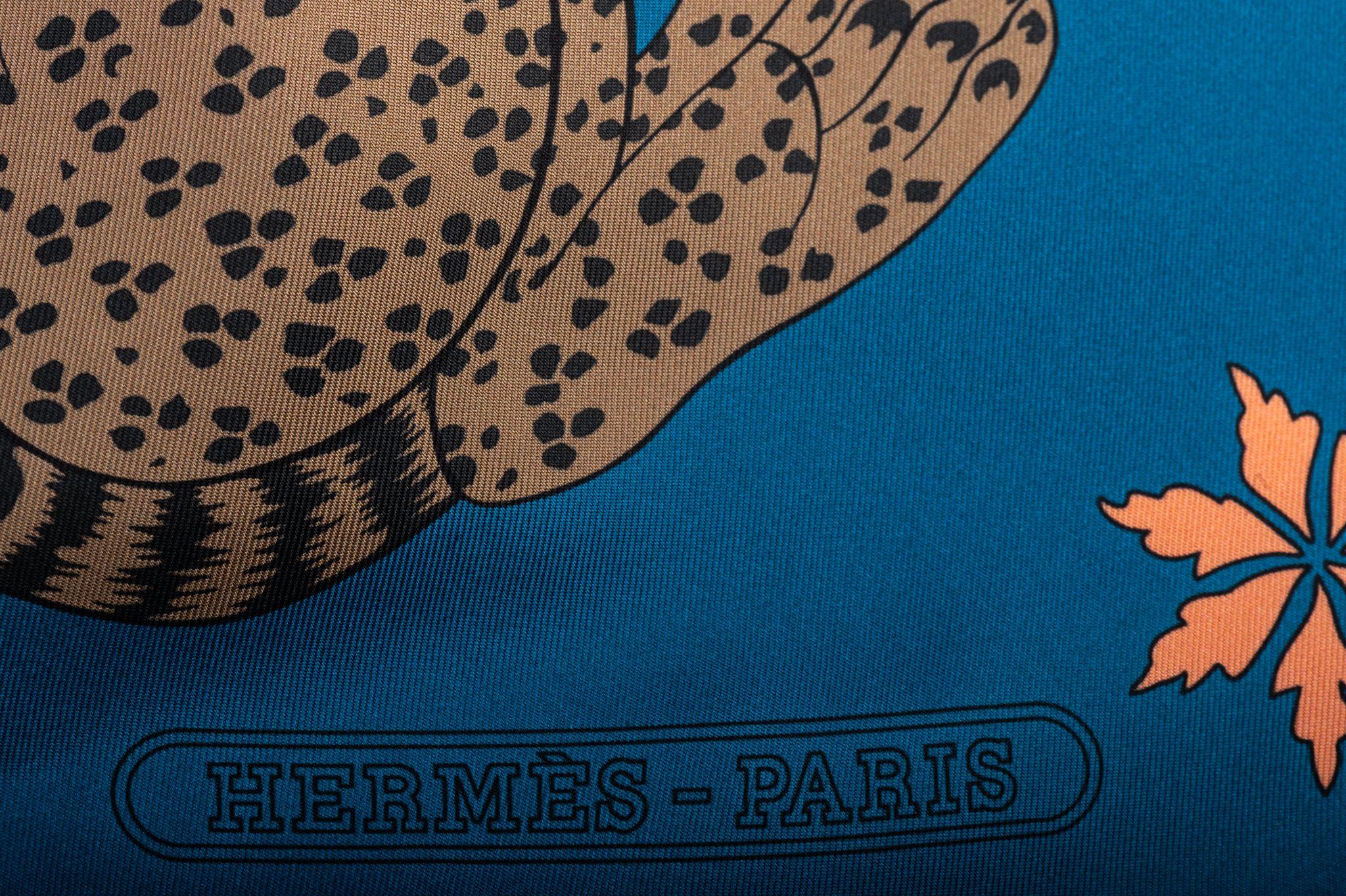 Hermès - Étole en soie bleu Guepards Neuf - En vente à West Hollywood, CA