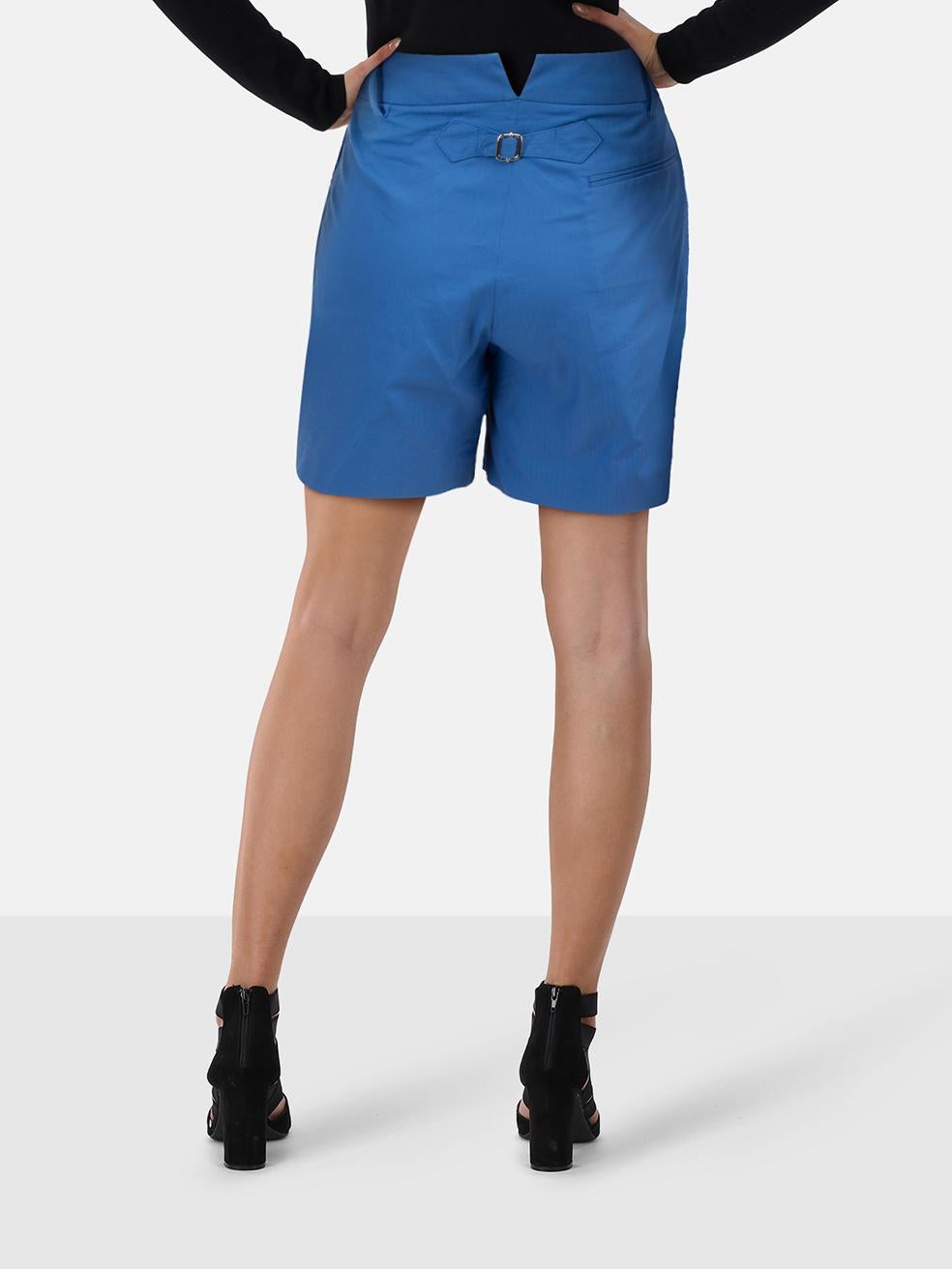 L'ÉTAT est très bon. Cet article d'occasion de la marque Hermès ne présente pratiquement aucune trace d'usure.
 

 

 

 Détails
 

 

 Bleu
 

 Coton
 

 Short
 

 Hauteur de l'immeuble
 

 2 poches latérales
 

 Fermeture à glissière, crochet et