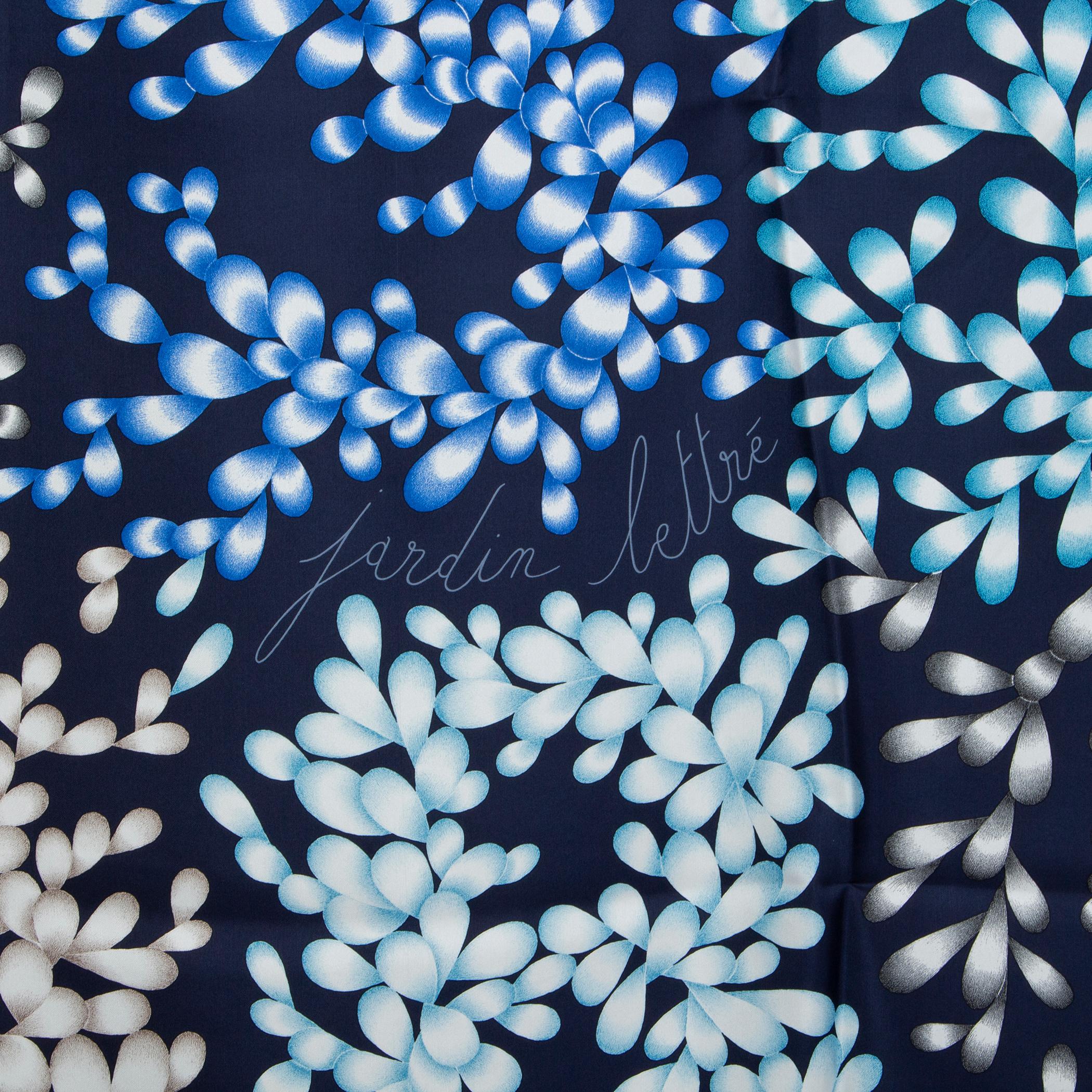Hermès 'Jardin Lettré 140' scarf in midnight blue, blue, cyan, black and taupe silk (100%). Has been worn and is in excellent condition. 

Width 140cm (54.6in)
Height 140cm (54.6in)

