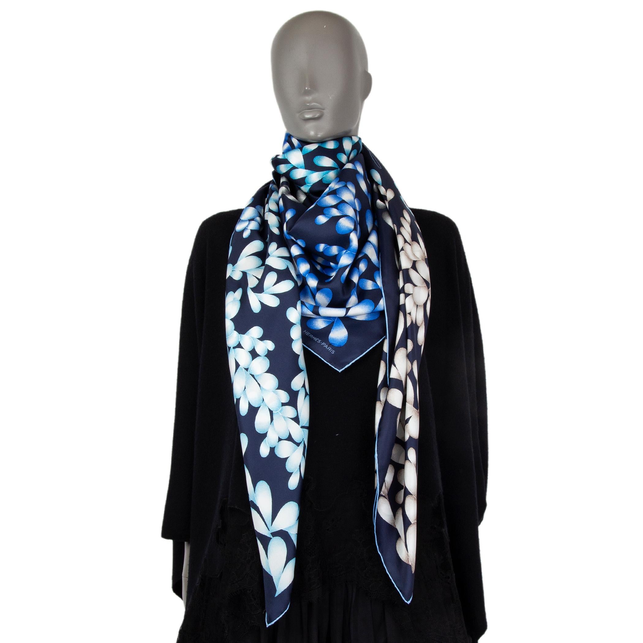 HERMES blue JARDIN LETTRE 140 TWILL silk Shawl Scarf In Excellent Condition In Zürich, CH