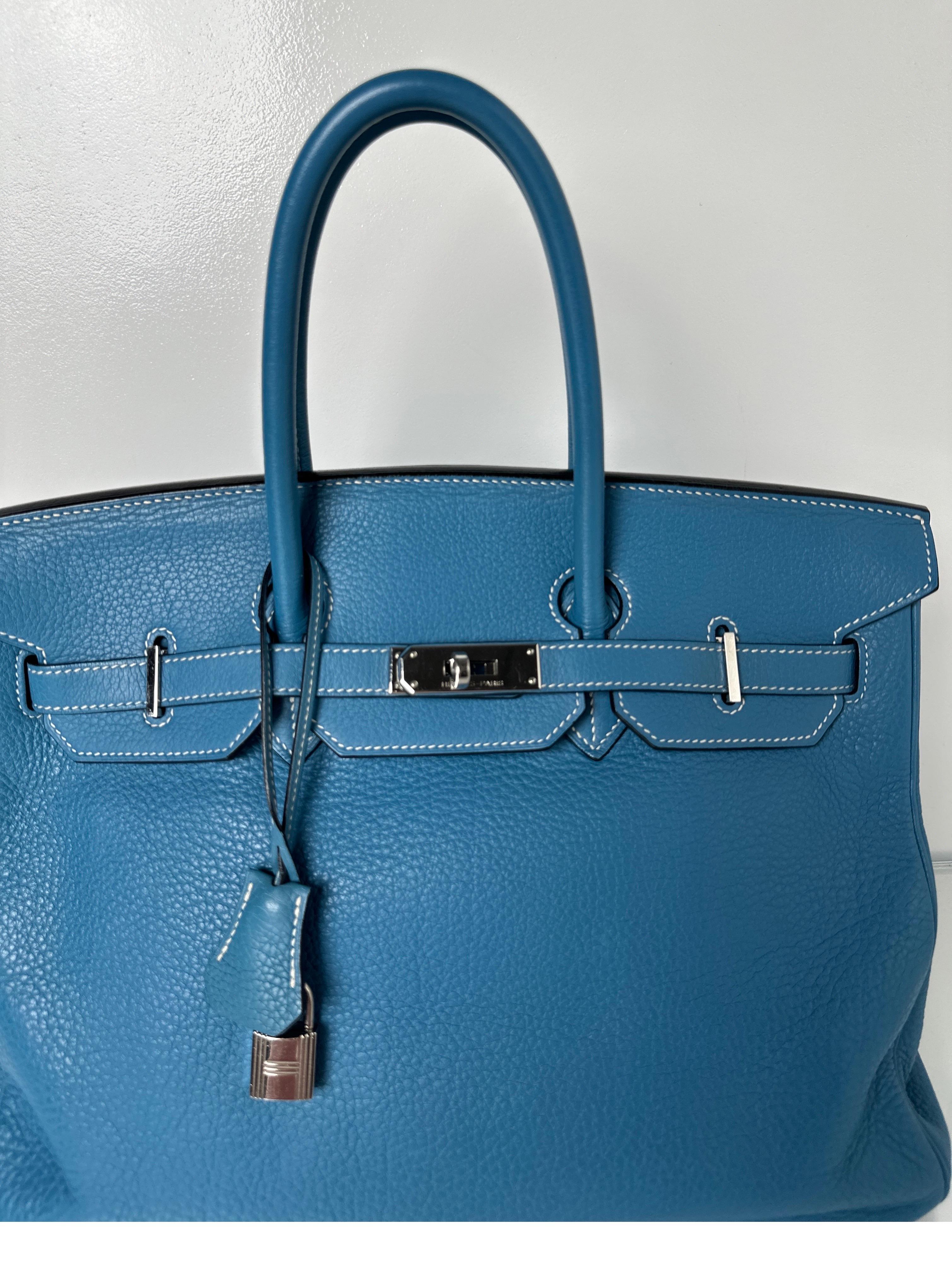 Sac Hermes Jean Birkin 35 bleu. Couleur bleue la plus convoitée par Hermes. Teinte classique avec quincaillerie en argent palladium. Le plus recherché de la famille bleue. Intérieur propre. Léger slouch en cuir togo. Cela lui donne un aspect plus