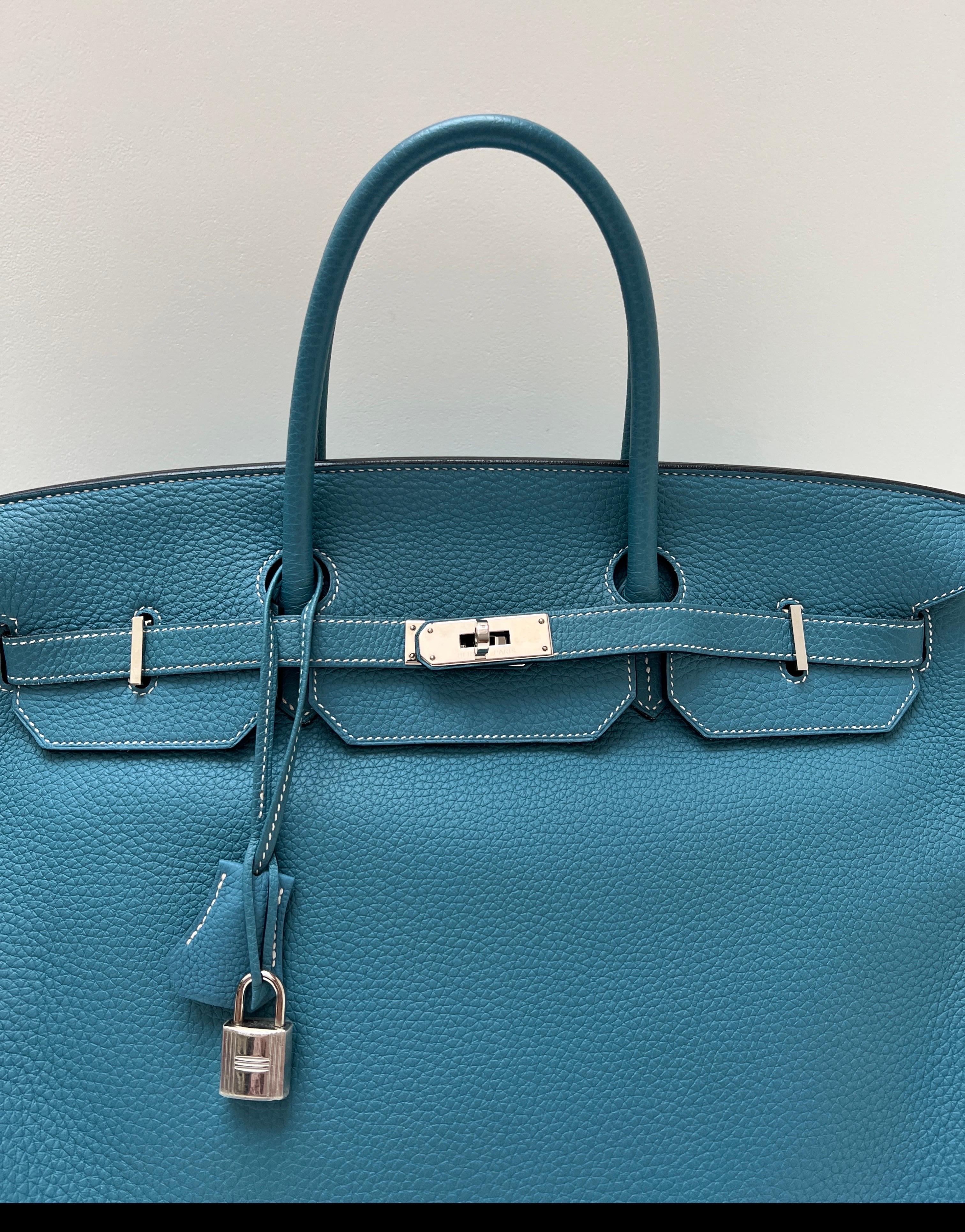 Sac Hermes Jean Birkin 40 bleu. Rare Birkin taille 40. Quincaillerie en argent palladium. Bon état. Intérieur propre. Les Bigli sont de nouveau à la mode. Cuir Togo. Comprend une clochette, un cadenas, des clés et un sac à poussière. Garantie