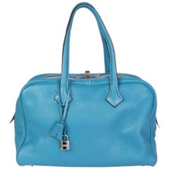 HERMÈS Sac à bandoulière VICTORIA FOURRE-TOUT 35 en cuir bleu clémence