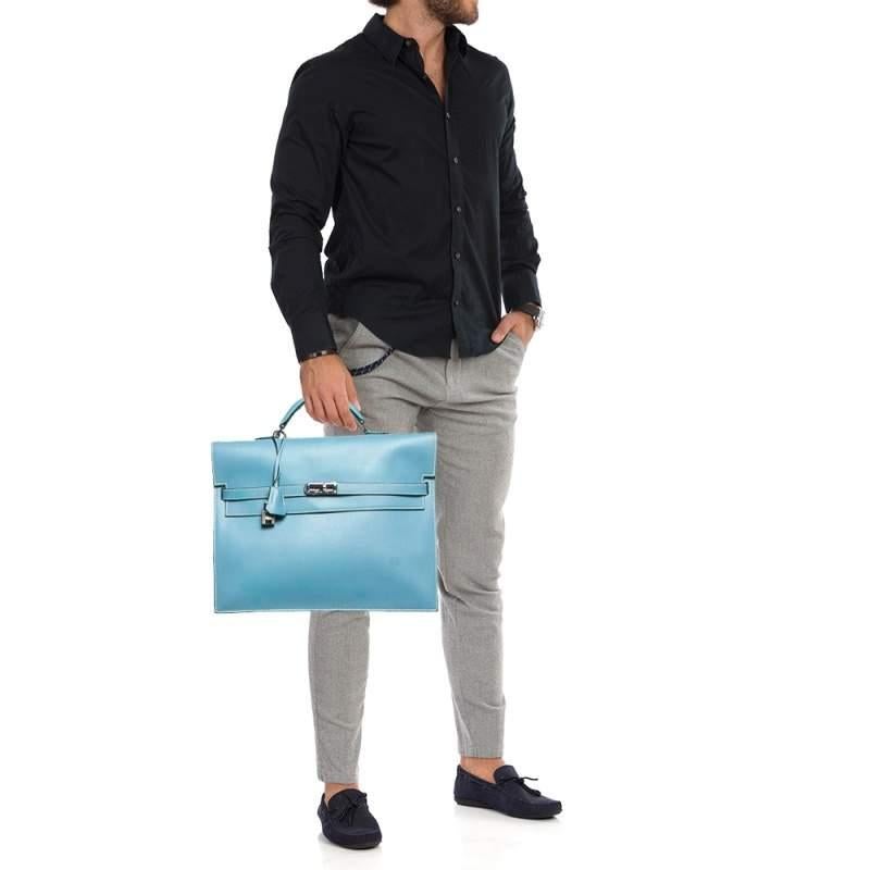 Make a wise choice with this Kelly Depeche Briefcase 34 as it is well crafted from Epsom leather and finely finished to grant you enduring style. It has a luxurious look with a silver tone lock on the flap leading to a spacious interior. Complete