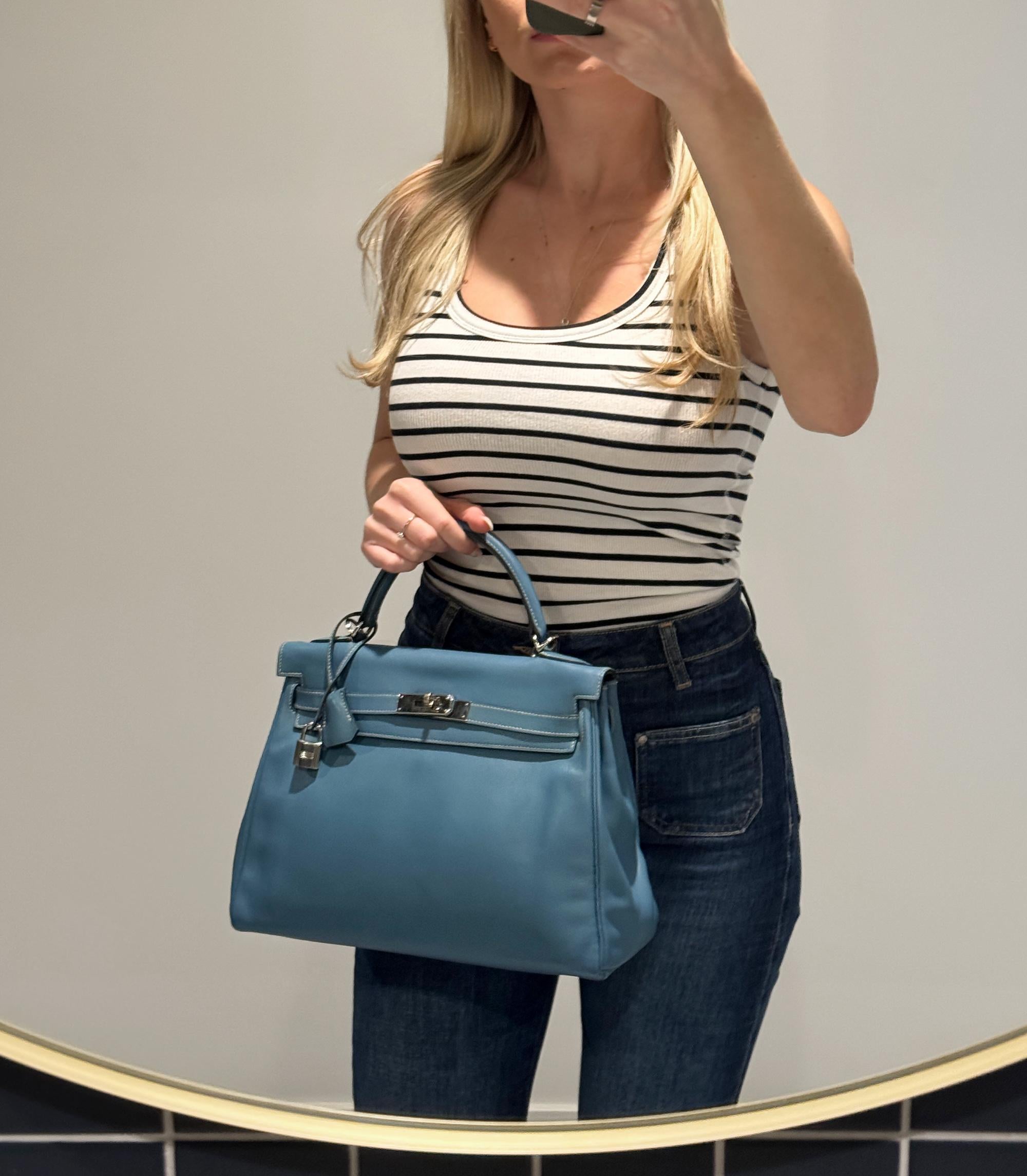 Hermès Blau Jean Swift Leder Vintage Kelly 32cm Retourne

Details zum Produkt
Xupes Ref: CB1543
Marke: Hermès
Modell: Kelly 32cm
Typ: Schulter, Henkel oben
Seriennummer: [E]
Alter: 2001
Begleitet von: Hermès Staubbeutel, Box, Schulterriemen,