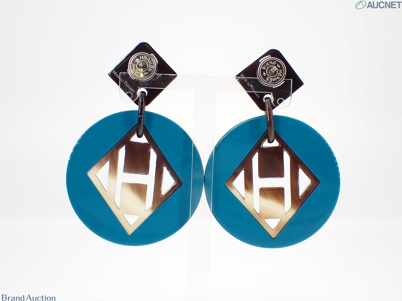 Condition: GOOD

Scratches on the surface. Back metal is bent

DETAILS:

Brand: 

Hermès

Earrings
Colour: Navy and Natural
Material: Buffalo Horn
Size: Length 5.8cm (2.25