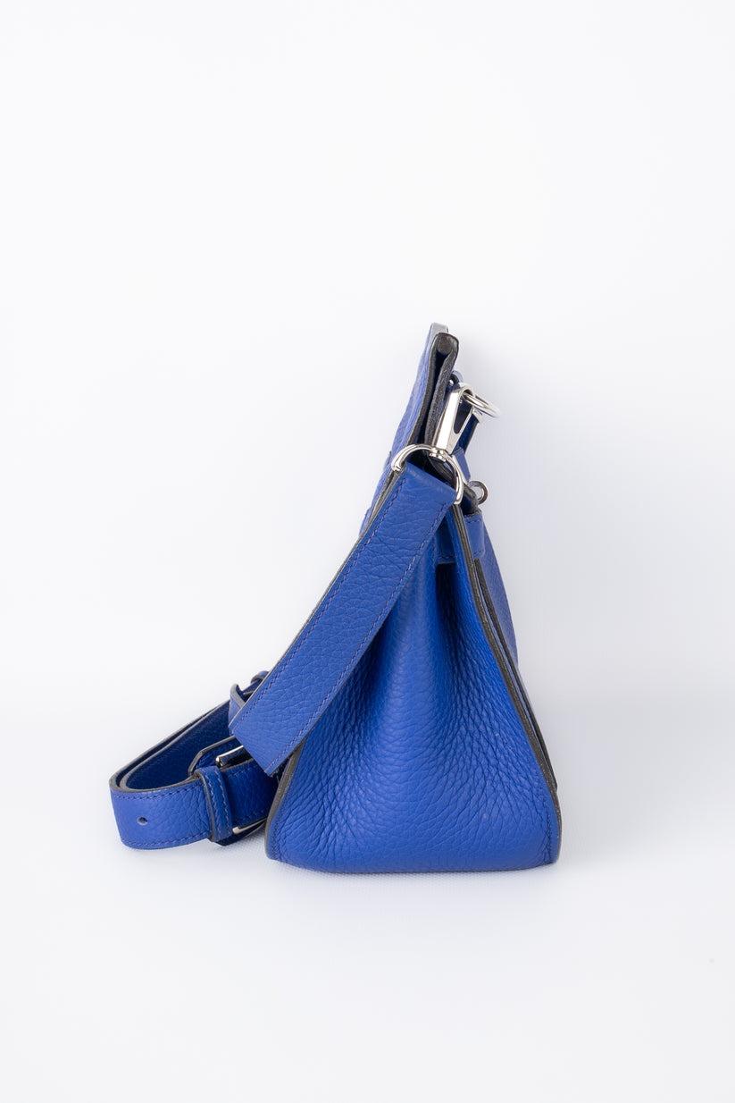 Hermès - (Made in France) Blaue Ledertasche mit silbernen Metallelementen. Collection'S 2012, mit einem Stempel.

Zusätzliche Informationen:
Zustand: Sehr guter Zustand
Abmessungen: Länge: 25 cm - Höhe: 22 cm - Tiefe: 11 cm - Grifflänge: 102
