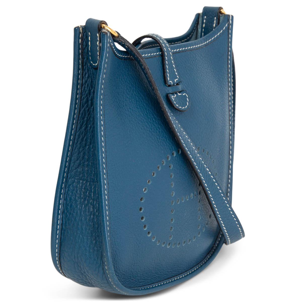 100% authentique Sac crossbody Hermès Evelyne 16 en cuir Taurillon Clémence (bleu) avec surpiqûres blanches contrastées et bandoulière en cuir assortie, 