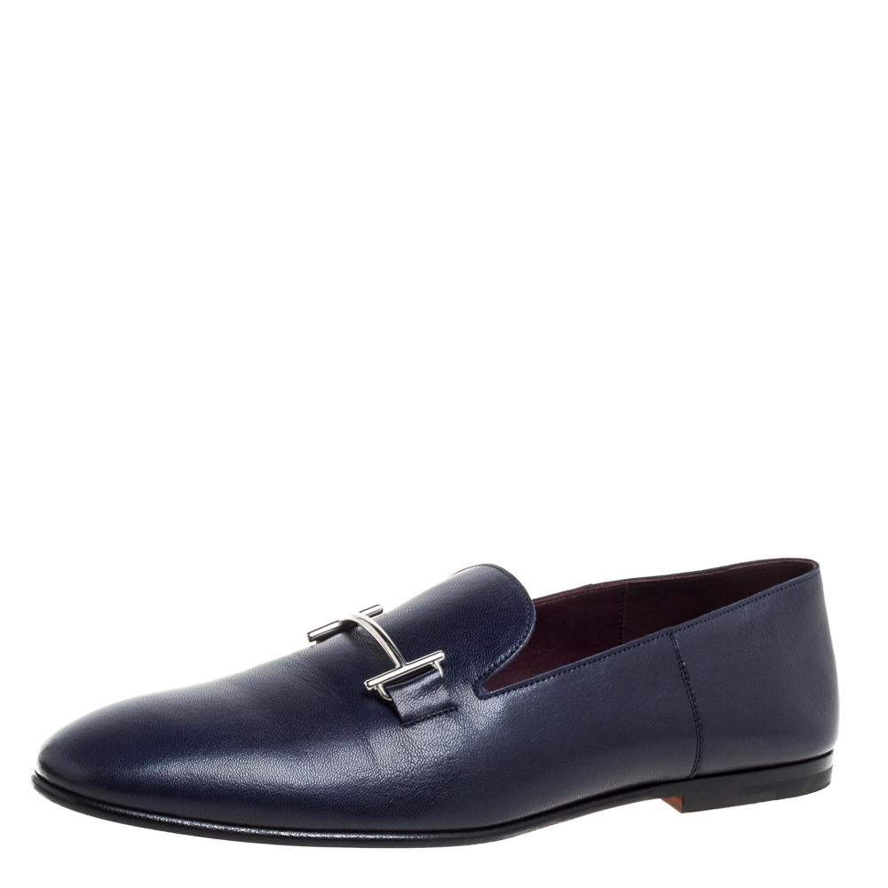 These Saga loafers from Hermes are designed to make you look your best! They are crafted from blue leather and styled with round toes and silver-tone 'H' buckles on the vamps. They come equipped with comfortable leather-lined insoles and will look