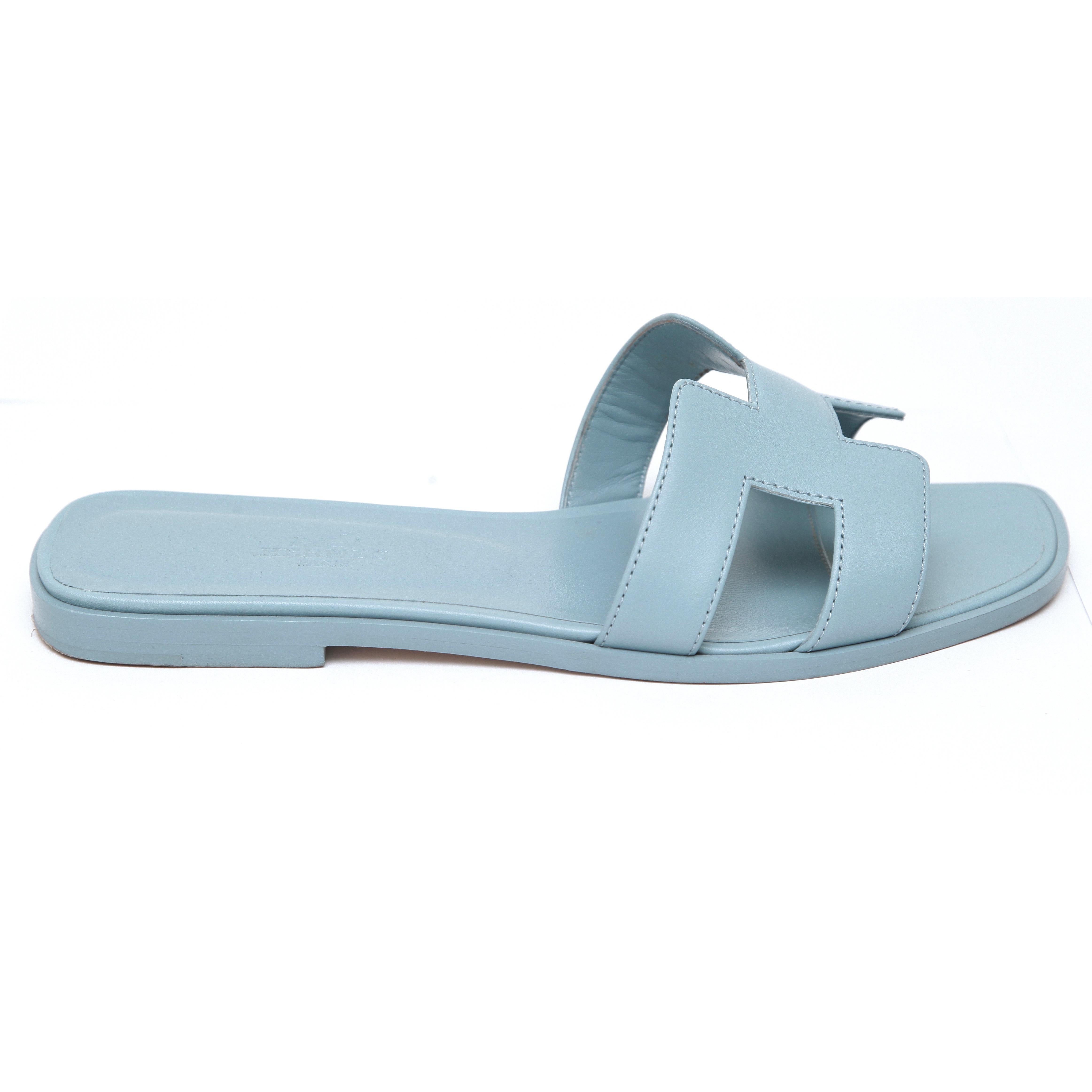 GUARANTEED AUTHENTIC HERMES LIGHT BLUE LEATHER ORAN SANDALS


Design:
- Light blue leather uppers.
- Slip on.
- Leather insole and sole.
- Comes with dust bags.

Size: 38

Measurements (Approximate):
- Insole: 9.75