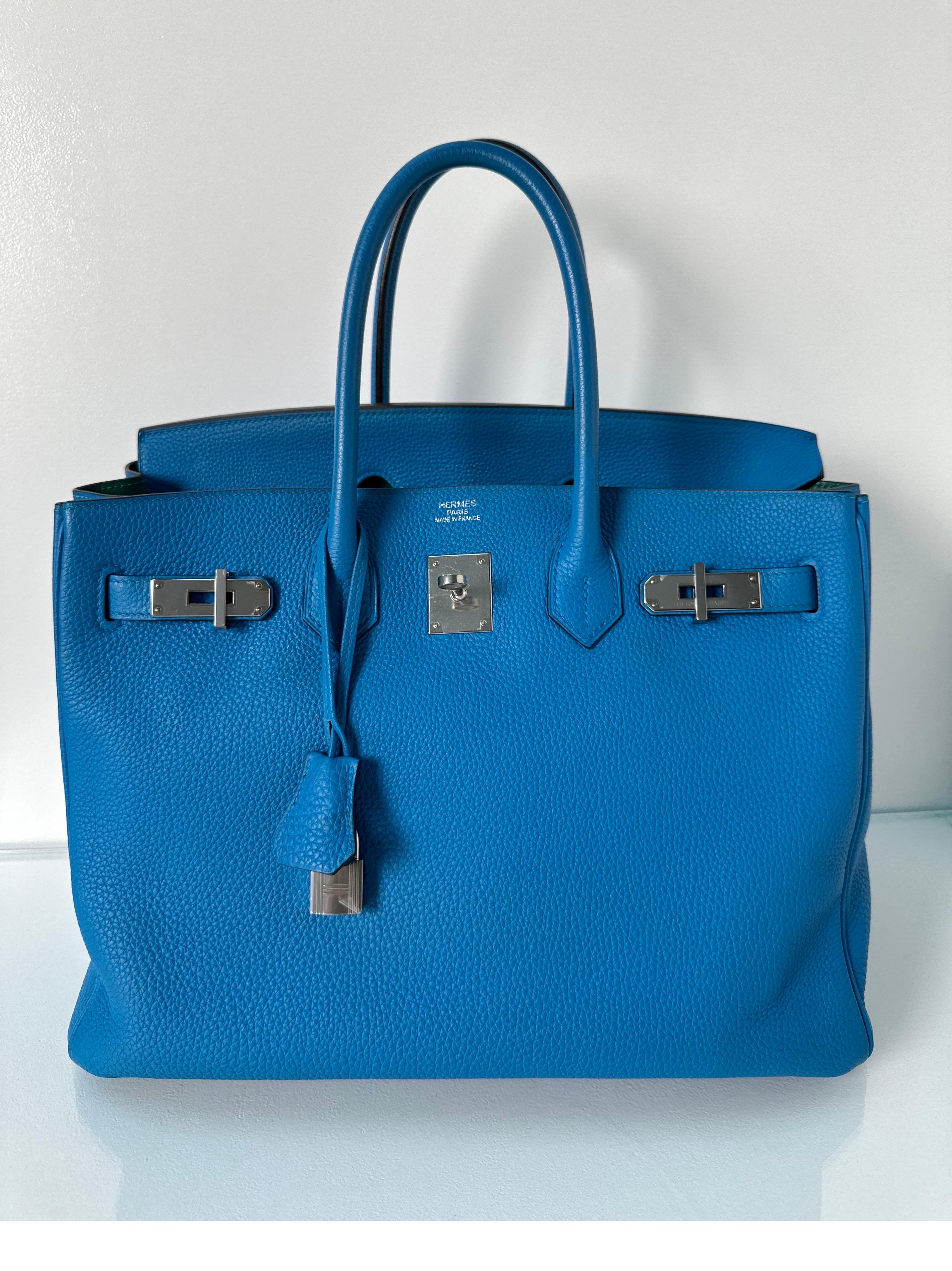 Sac Hermes Birkin 35 bleu Zanzibar. Collectional. Extérieur bleu et intérieur vert. Cuir Togo. Le sac est magnifique. En parfait état. Il semble qu'il n'ait pas été porté. Intérieur propre. Le plastique est encore sur le matériel en argent