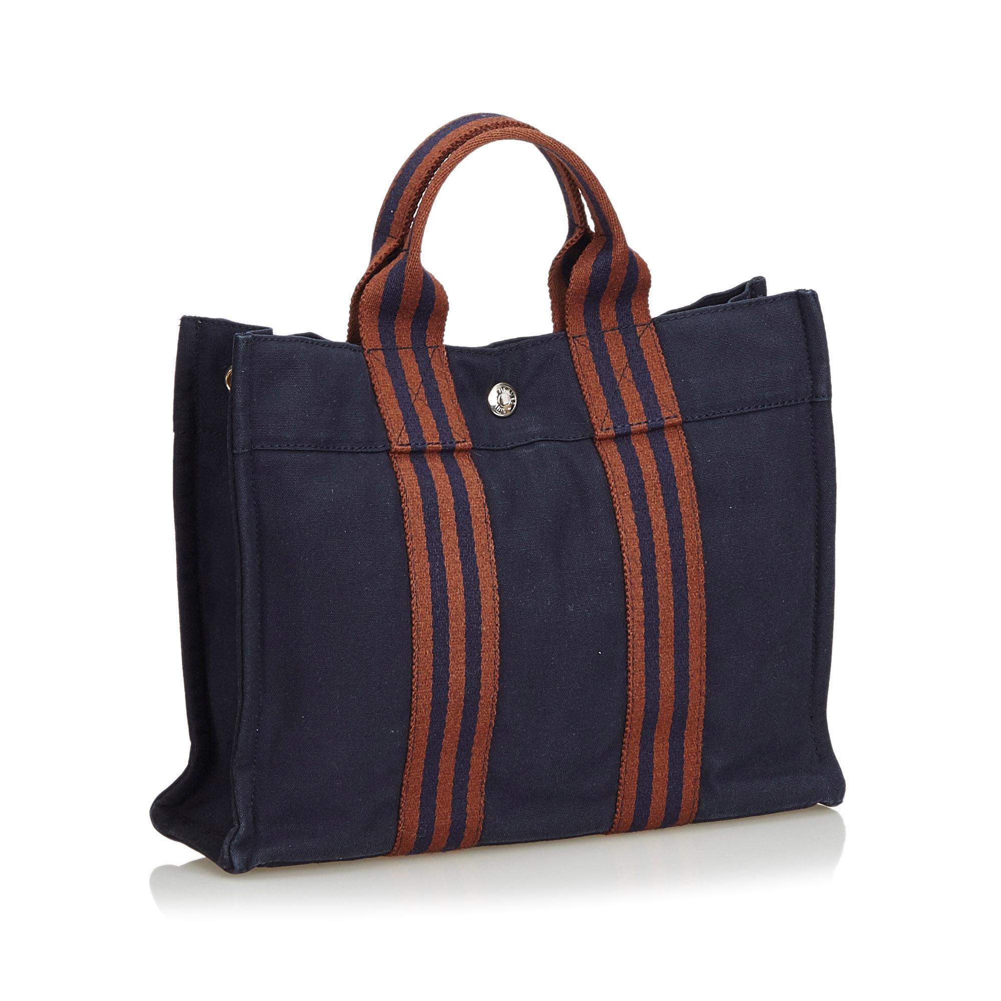 The Fourre Tout PM tote features a canvas body, flat straps, an open top with a snap closure, and an interior zip compartment. It carries as B+ condition rating.

Inclusions: 
This item does not come with inclusions.

Dimensions:
Length: 22.00