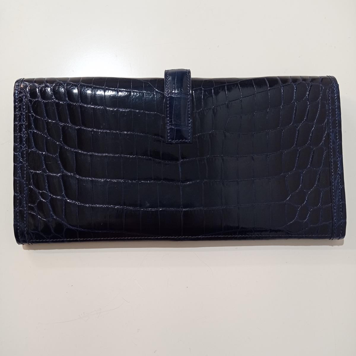 Super rare, beautiful and luxurious Hermès clutch
Jige in fantastic blue midnight Crocodile du Nil
Year 2017
Seen on line at € 25340
