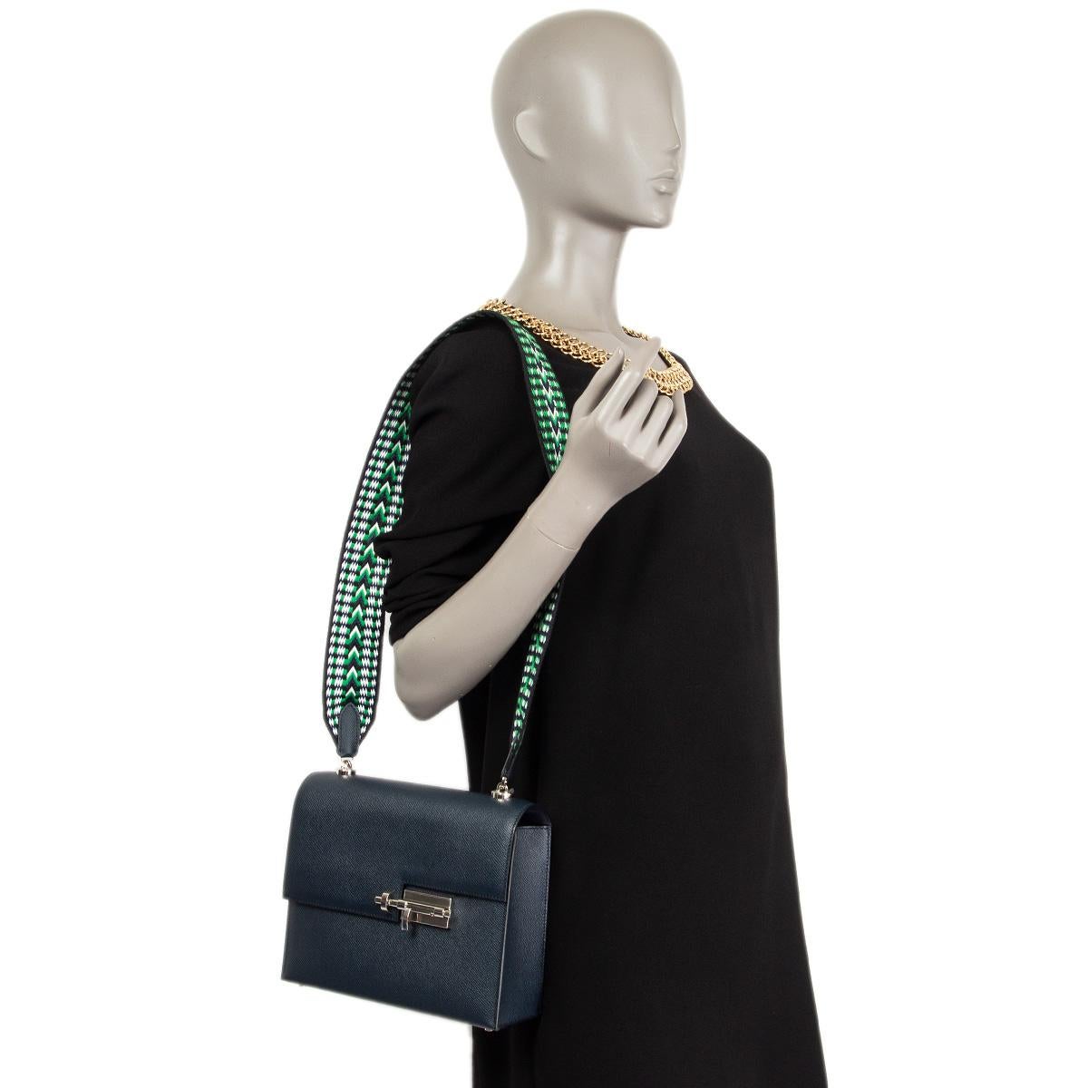 100% authentic Hermès Verrou 21 large shoulder bag in Bleu Nuit Veau Epsom (calfskin) featuring Palladium silver-tone hardware. Bag opens with a Palladium plated slide lock and comes with a black, green, navy and white canvas shoulder strap. Has