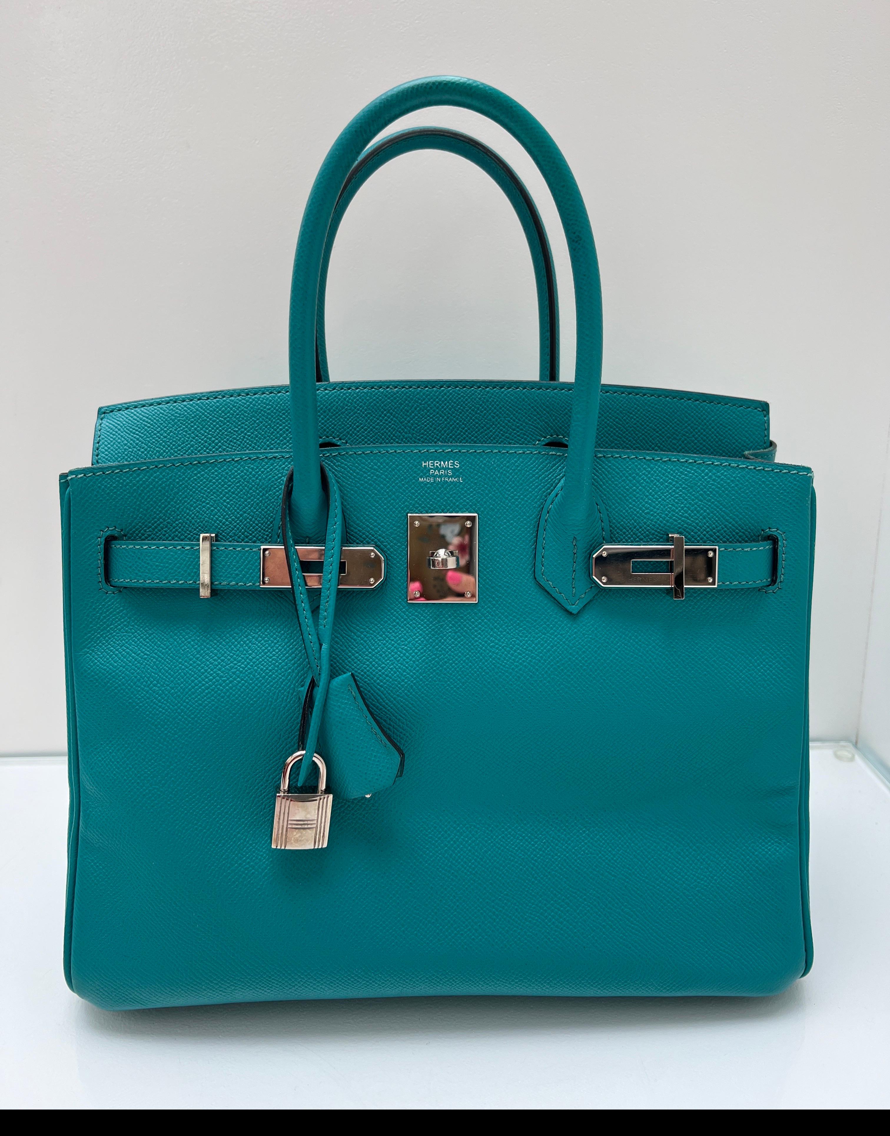 Sac Hermes Birkin 30 bleu Paon. Couleur sarcelle rare avec quincaillerie en argent palladium. Excellent état. Intérieur propre. Cuir d'Epsom. Cuir robuste mais plus léger que le togo. Comprend une clochette, un cadenas, des clés et un sac à