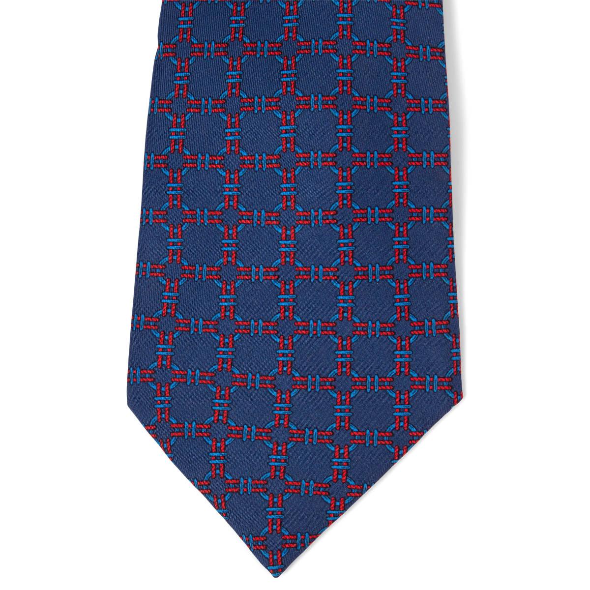 Cravates Hermes Ropes & Rings 100% authentiques en twill de soie bleu foncé et rouge (100%). A été porté et est en excellent état. Pas de boîte.

Mesures
Modèle	668
Longueur	156cm (60.8in)
Point le plus large	9cm (3.54in)

Toutes nos annonces