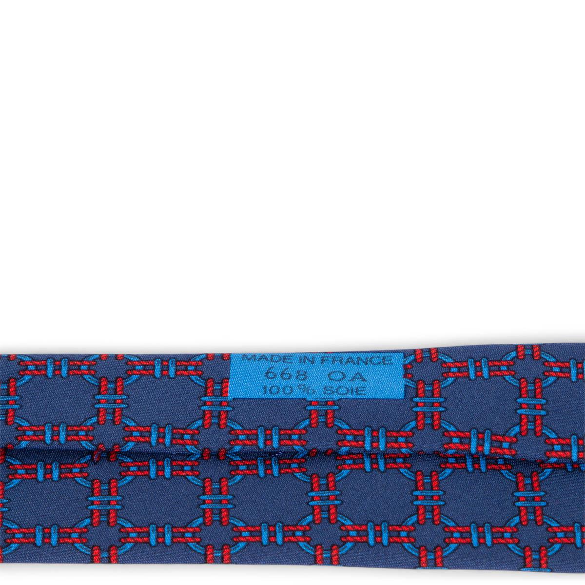 HERMÈS Cravate en sergé de soie bleu et rouge 668 ROPE & RING Pour femmes en vente