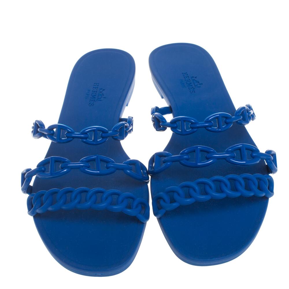 How stylish and chic do these D'ancre Chaine sandals from Hermes look! These flat sandals have an open toe silhouette featuring multiple straps across the vamps that resemble interlocking chains, rendered in blue rubber. Grab them today and