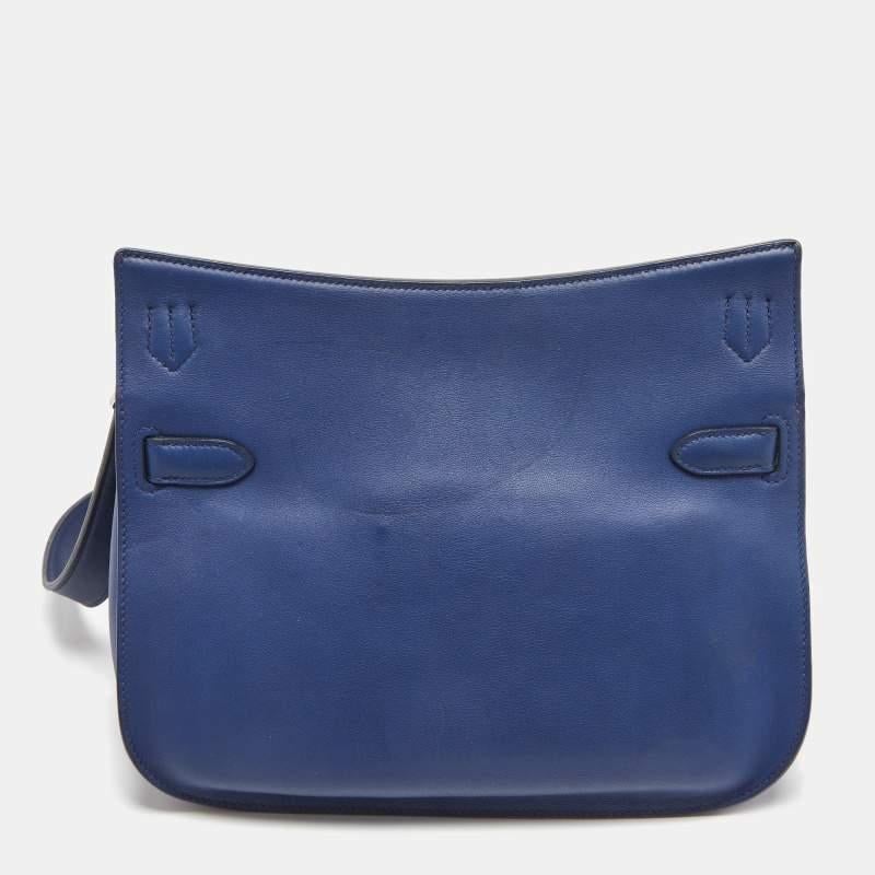 The Jypsiere comes in a design that delightfully resembles the famous Hermes Birkin and Kelly. It is a more casual design of the iconic handbags. This here comes crafted from Blue Saphir Swift leather and is equipped with a spacious interior.