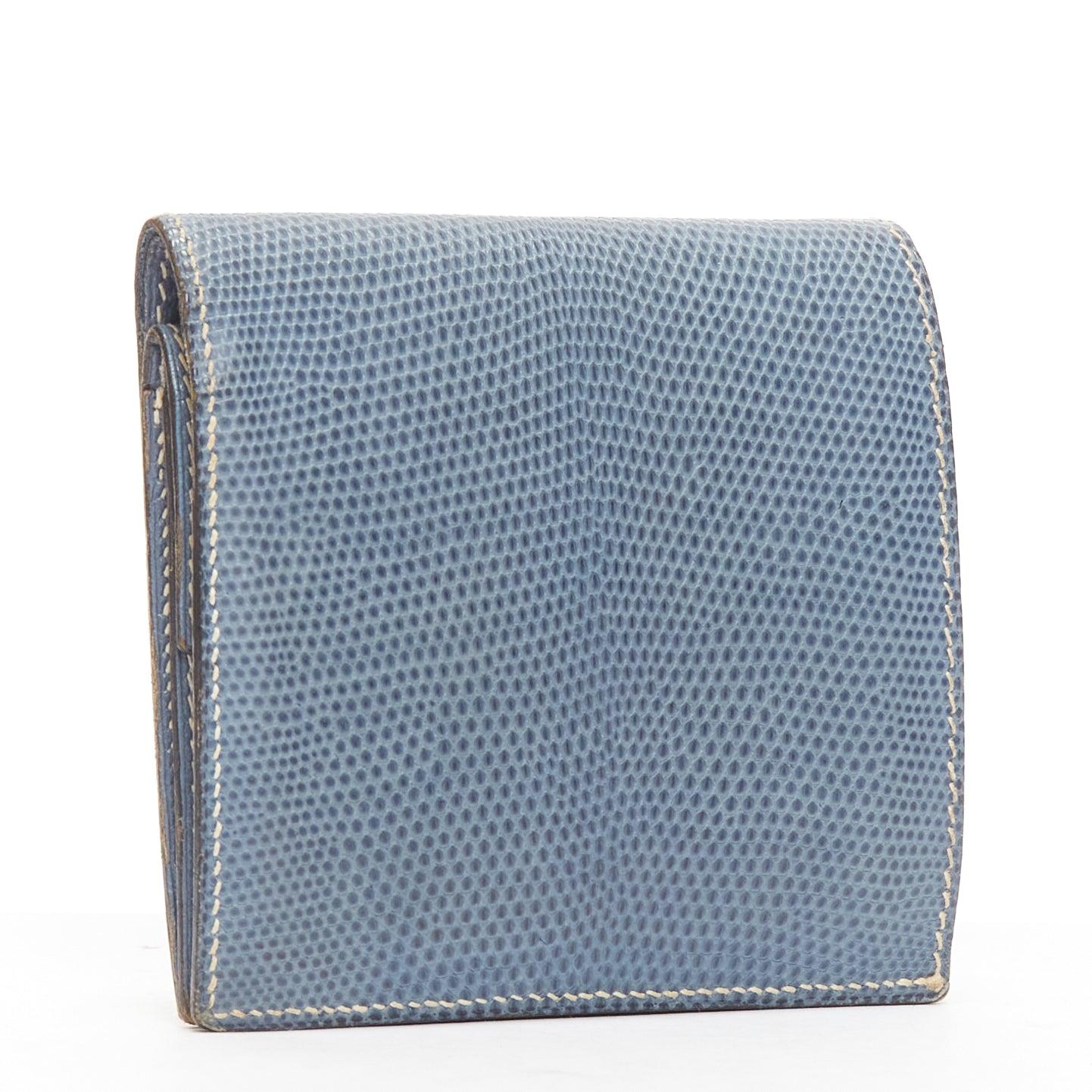 HERMES blue scaled leather silver logo bifold coins wallet
Reference: NILI/A00046
Brand: Hermes
Material: Leather
Color: Blue
Pattern: Animal Print
Closure: Snap Buttons
Lining: Blue Leather
Extra Details: Coin and card compartments.
Made in: