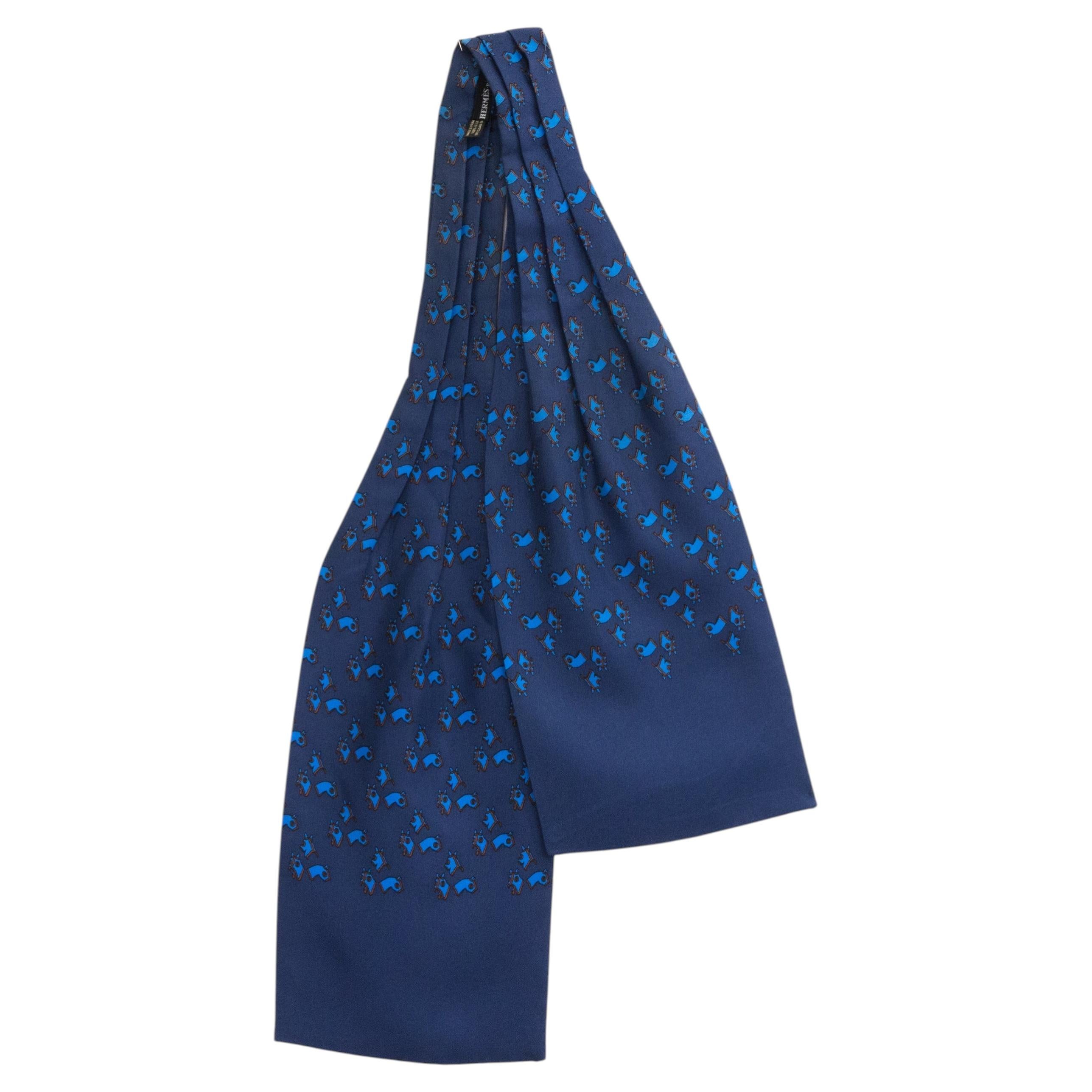 Sciarpa Ascot in seta blu di Hermes con stampa di cavalli e bordo blu in vendita