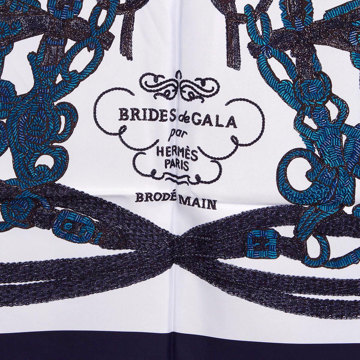 100% authentischer Hermès 'Brides de Gala Brode 90' Schal mit Stickerei-Over-Print, ursprünglich von Hugo Grygkar und neu interpretiert von Leila Menchari. Aus hellblauem Seidenköper (100%) mit marineblauer Bordüre und kobaltblauen Details. Brandneu