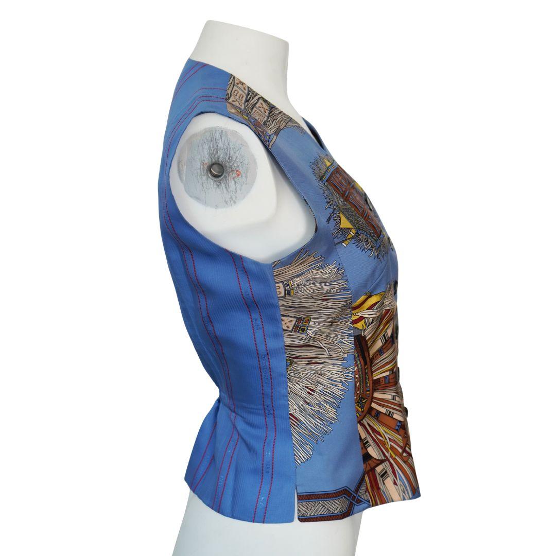 Chaleco abotonado de seda azul Hermes 
Talla 36 
Excelente estado 
Busto 34 
Cintura 30 
Longitud 22 1/2