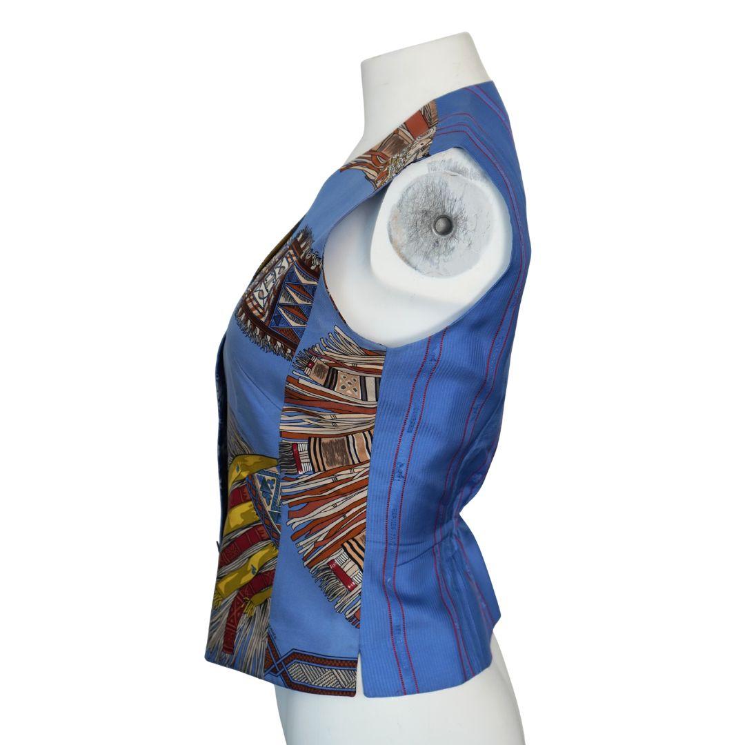De las mujeres Chaleco abotonado de seda azul Hermès en venta