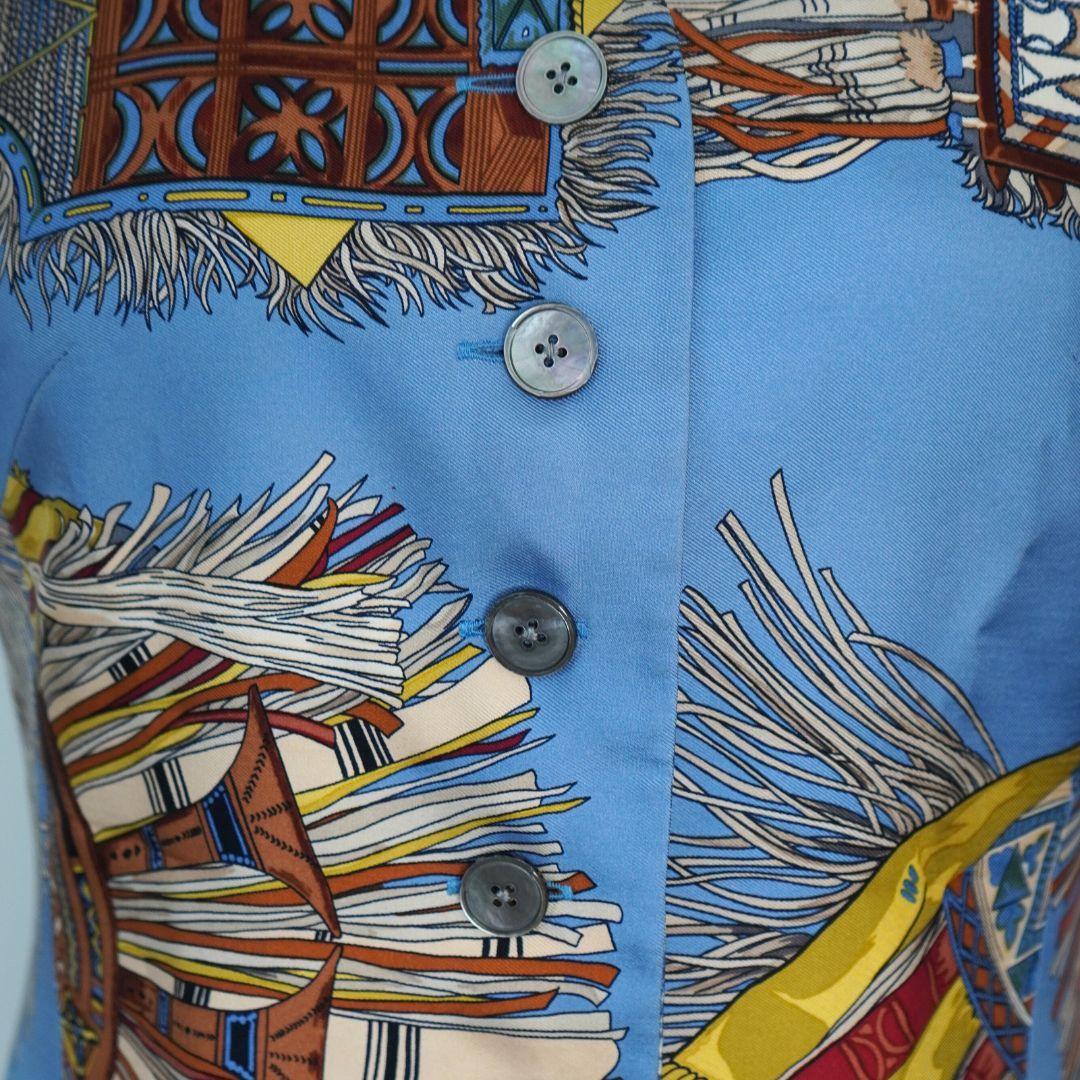 Chaleco abotonado de seda azul Hermès en venta 1